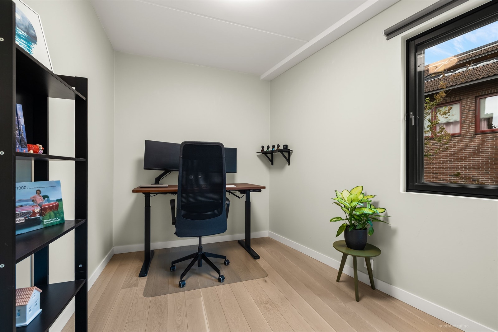 Soverom 3 med parkett på gulv, malte vegger og malt himling Galleribilde