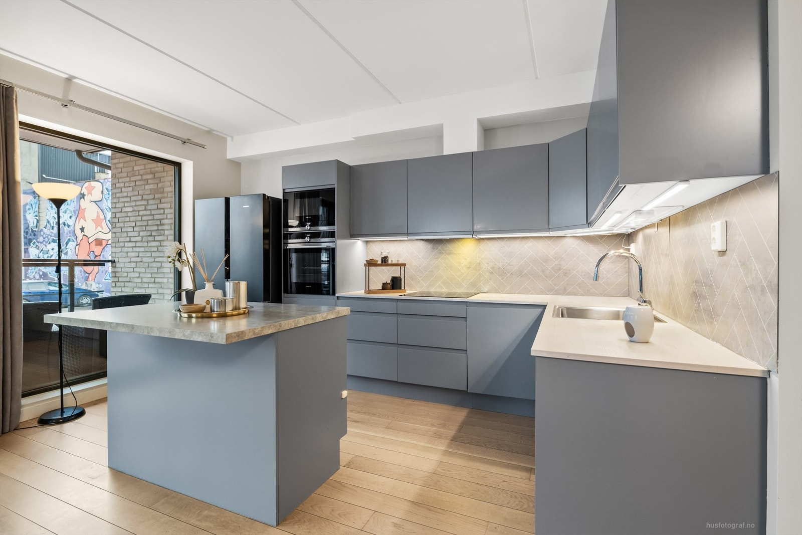 Delikat Sigdal-kjøkkeninnredning med delvis integrerte hvitevarer Galleribilde