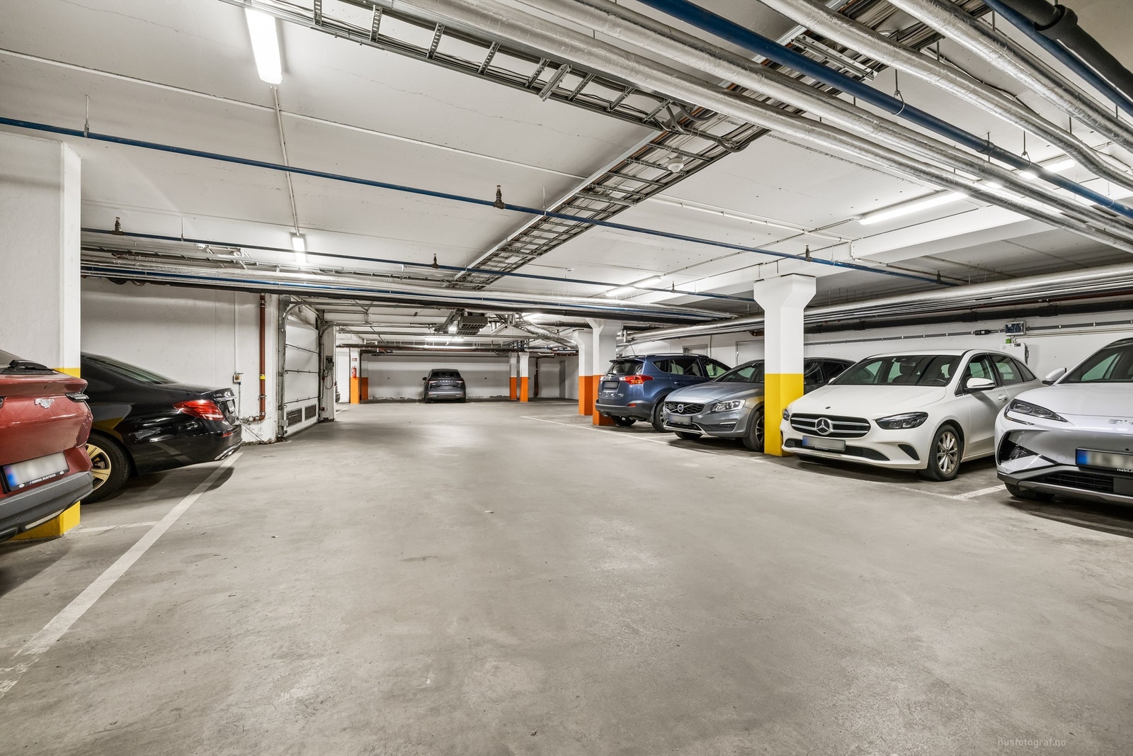 Medfølgende parkeringsplass i felles garasjeanlegg Galleribilde