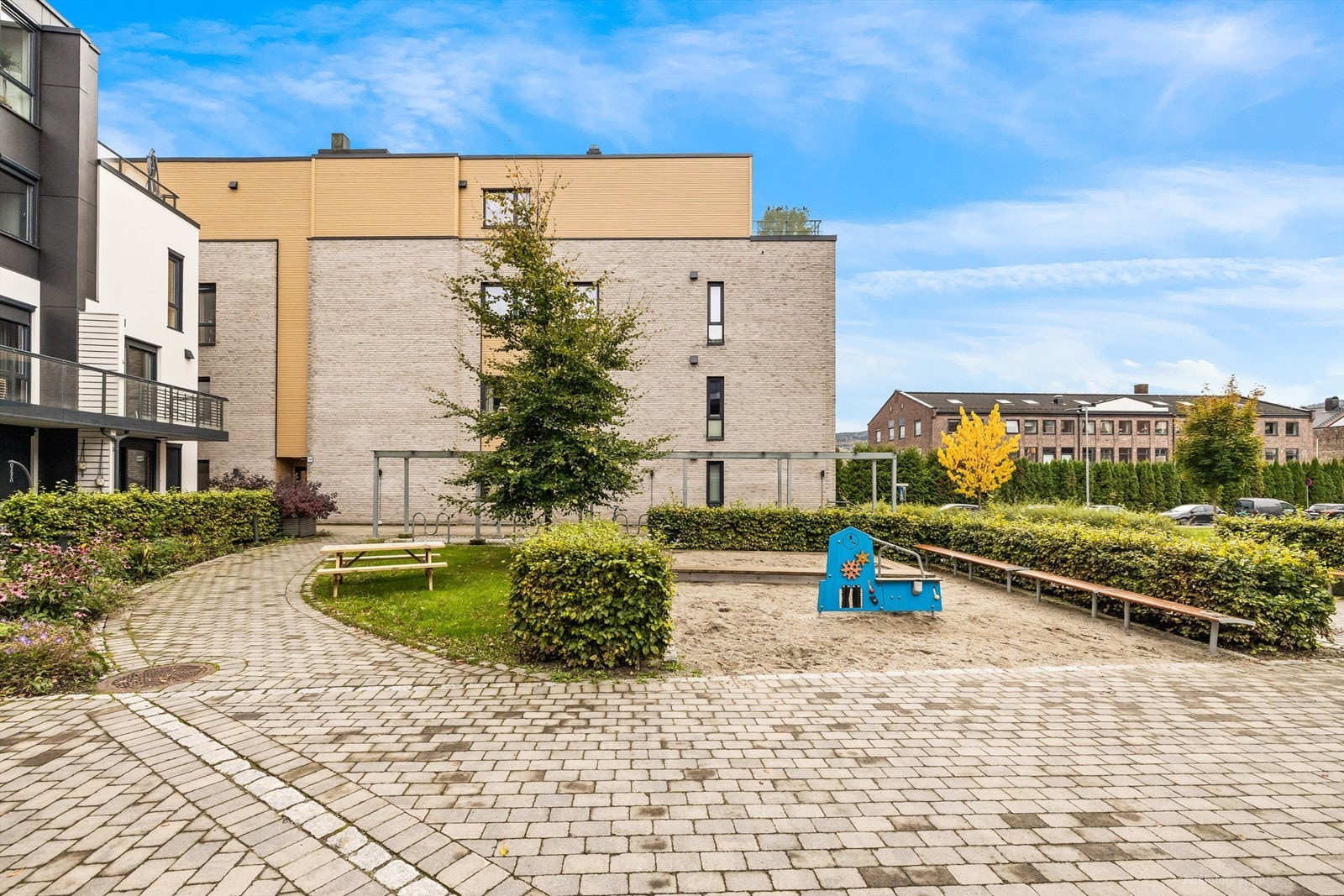 Hellelagt gangarealer mellom bygningene Galleribilde