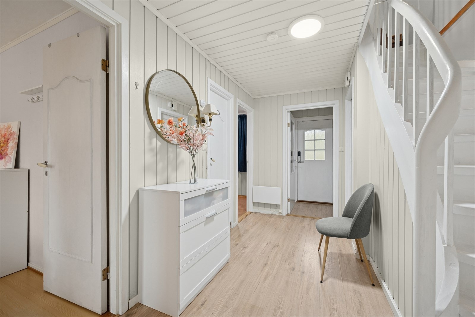 Første etasje byr på en lys og innbydende entré som ønsker deg velkommen inn. Herfra leder en trapp videre opp til andre etasje og ned til kjelleretasjen. Galleribilde