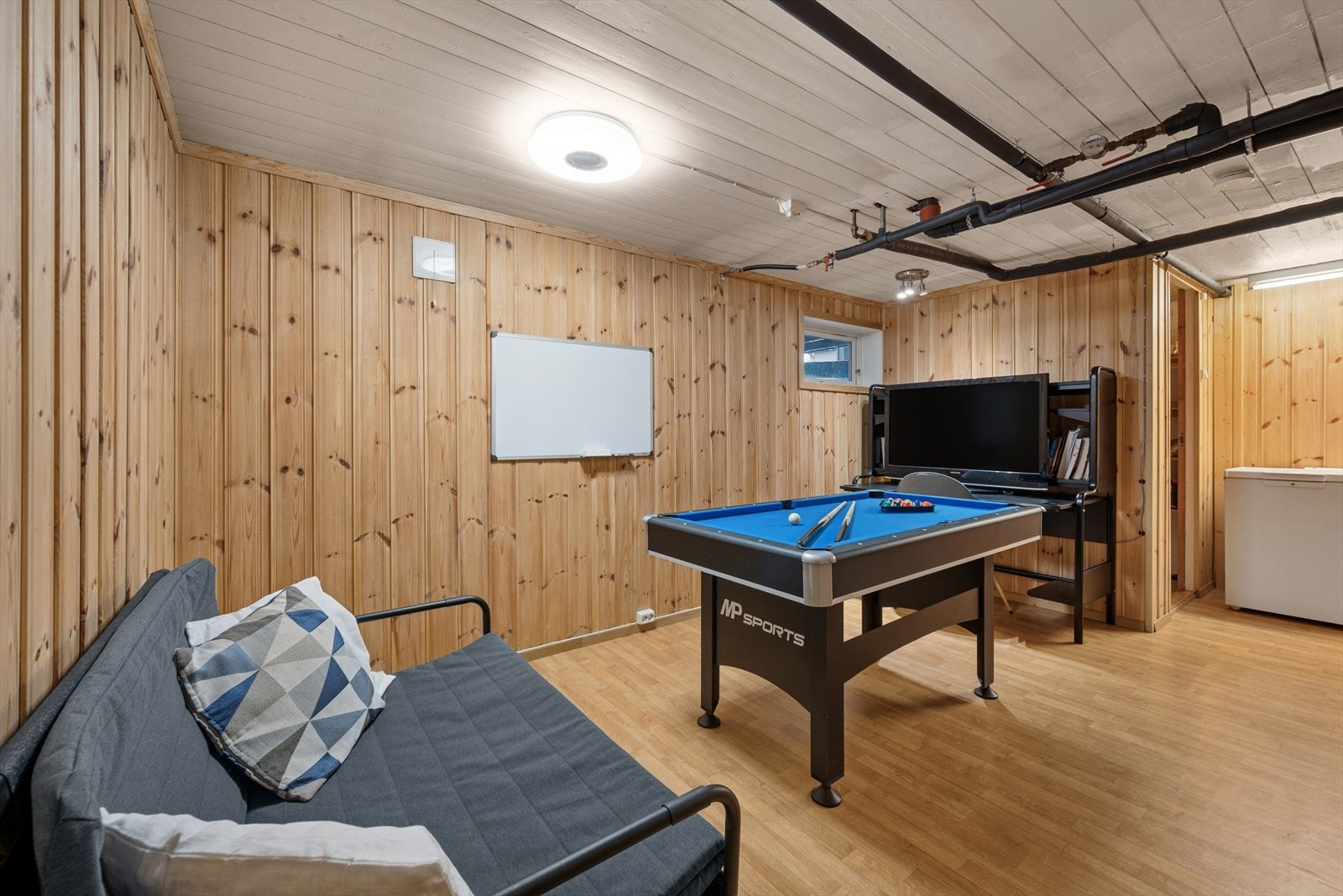 Tilleggsdel i kjeller innredet som kjellerstue. Rommet er ikke omsøkt/godkjent for varig opphold. Se pkt. ferdigattest. Galleribilde