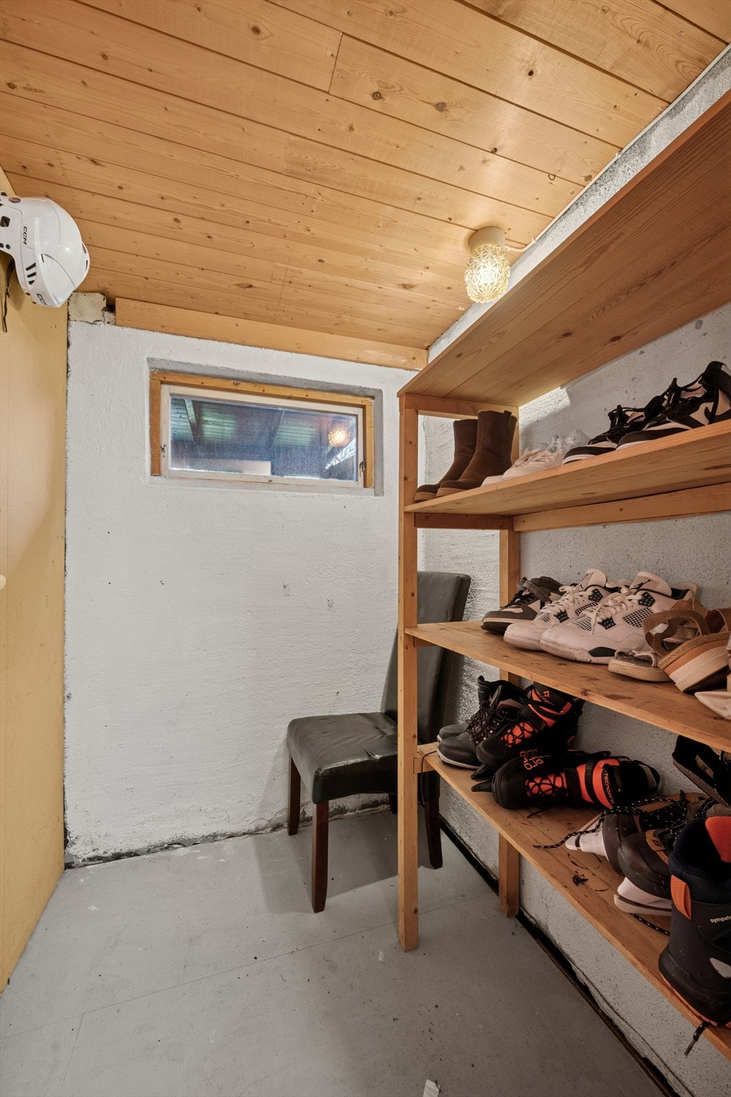 Bod i kjeller meg godt med lagringsplass. Galleribilde