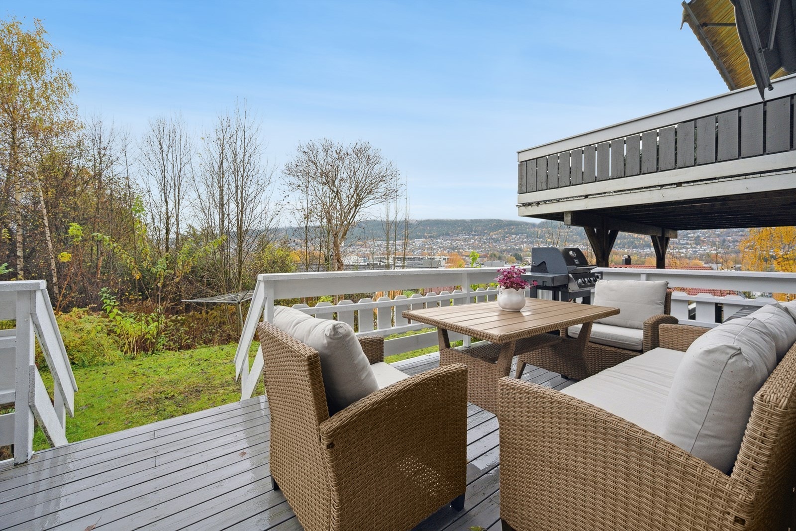 Fra terrassen fører en trapp direkte ned til hagen, noe som gir enkel tilgang til uteområdet. Galleribilde