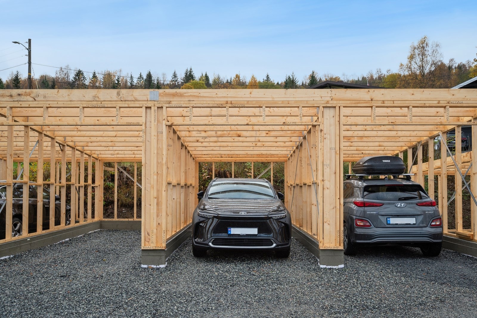 Felles garasjeanlegg. Garasjeanlegget fortsatt er under bygging. Arbeid gjenstår med montering av ytterkledning, taktekking og installasjon av port. Inntil dette er ferdigstilt, må det påregnes begrenset bruk og midlertidige løsninger. Galleribilde