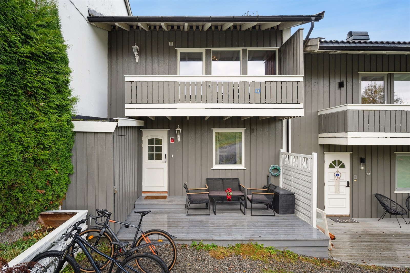 Rekkehuset har en attraktiv plassering i et sentralt og ettertraktet område på Bjørkelia i Gulskogen, Drammen. Nabolaget preges av en stille og trygg atmosfære, noe som gjør det velegnet for familier med barn. Galleribilde