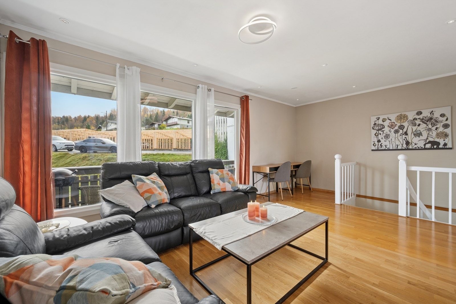 Stuen i andre etasje har store vindusflater som slipper inn rikelig med dagslys og skaper en lys og luftig atmosfære. Galleribilde