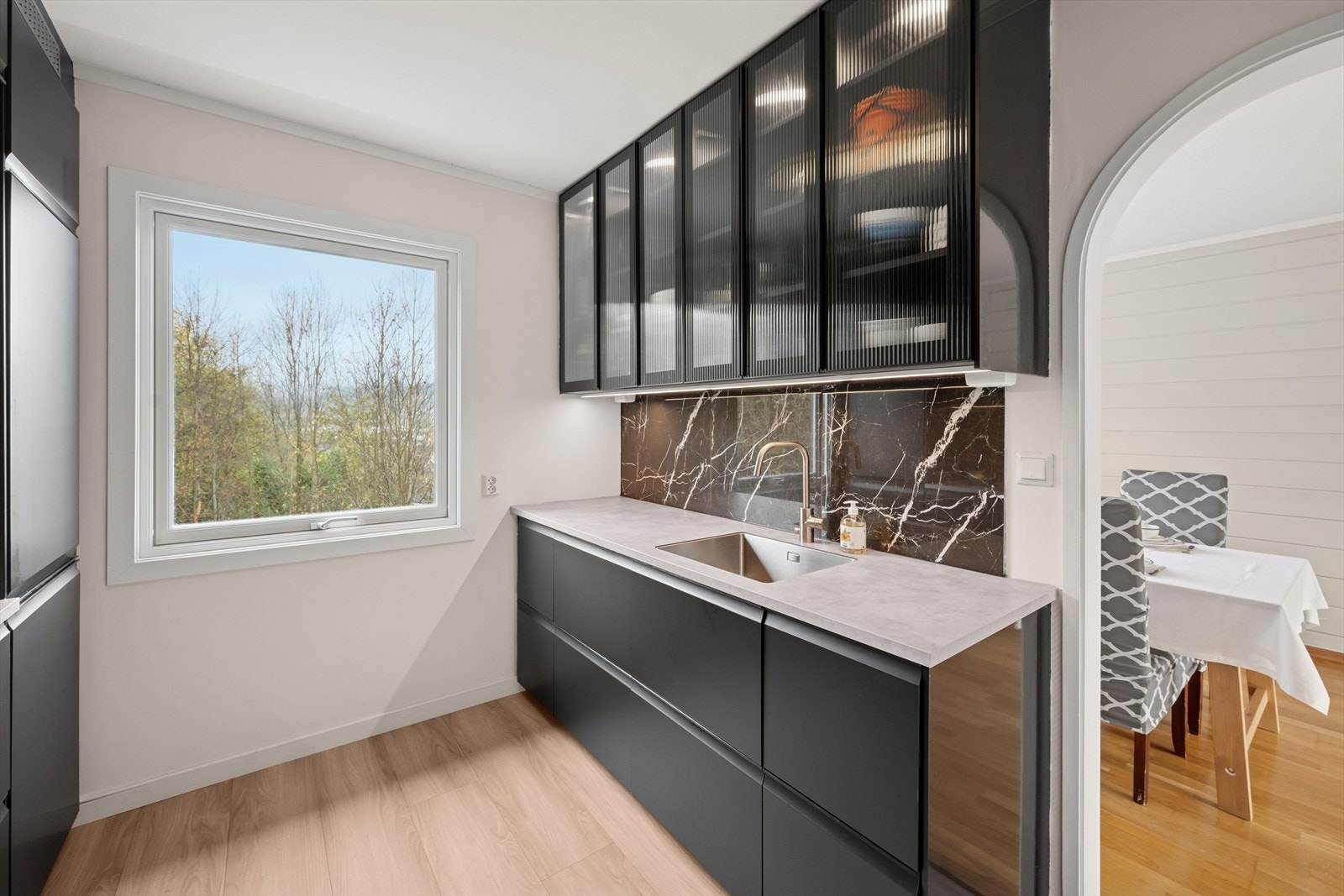 Kjøkkenet har en funksjonell utforming med godt med skapplass og praktiske arbeidsflater. Galleribilde