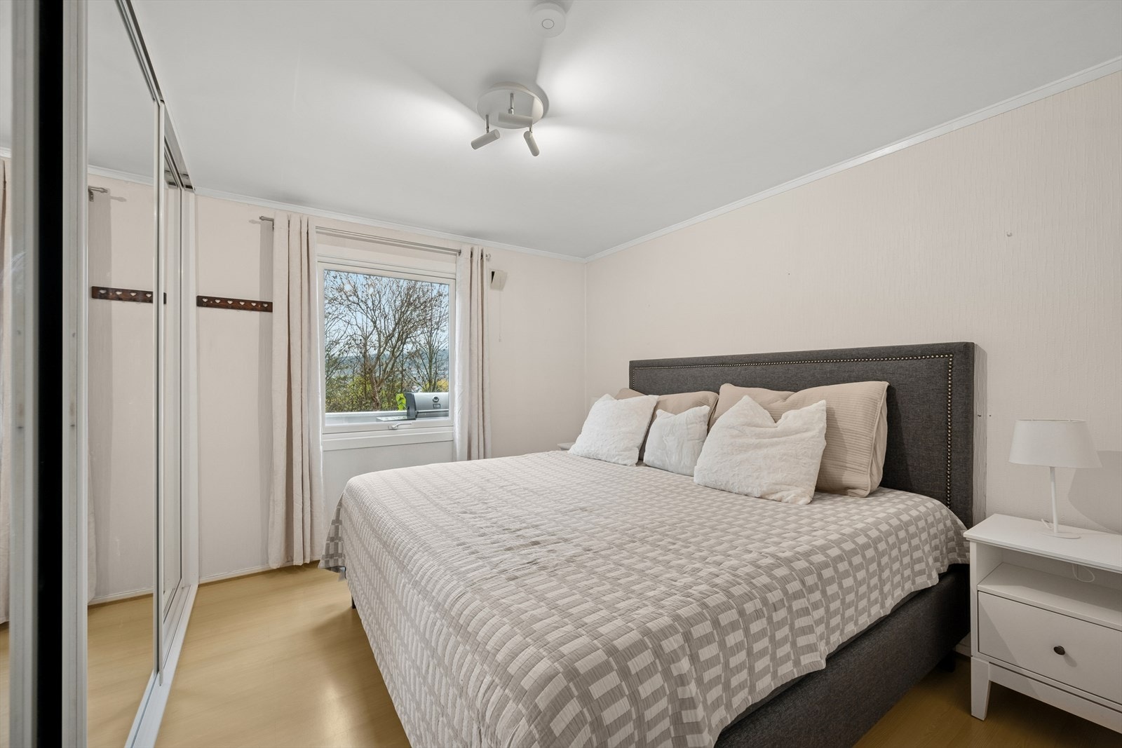 Hovedsoverommet i første etasje har god plass til dobbeltseng og tilhørende møbler. Galleribilde