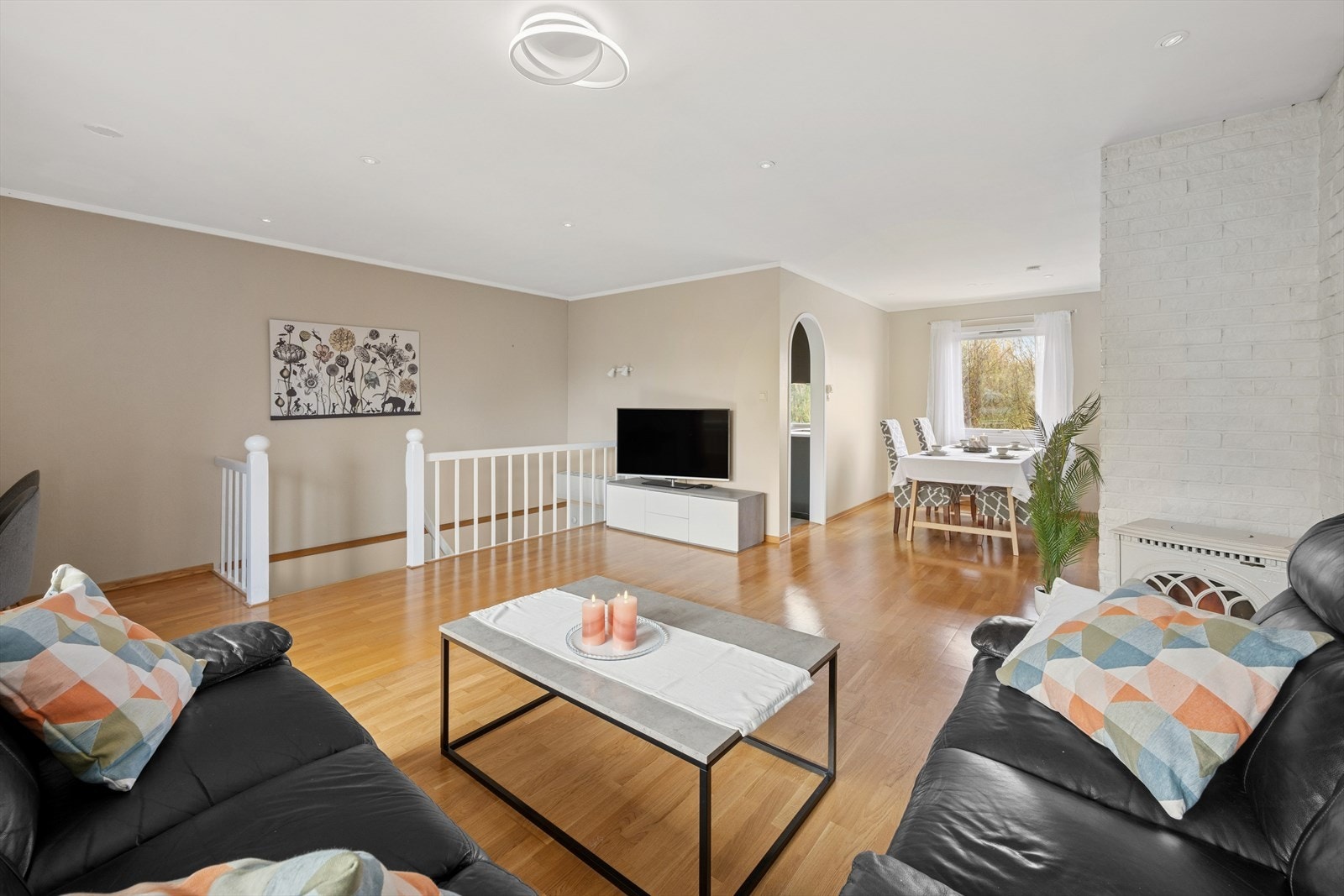 Spiseplassen er smart plassert rett ved kjøkkenet, perfekt for både hverdagsmåltider og sosiale sammenkomster. Galleribilde