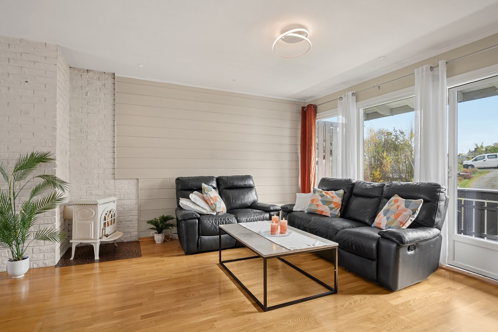 Vedovnen gir en behagelig varme og bidrar til en lun stemning på kjølige dager. Fra stuen er det direkte tilgang til balkongen, som gir mulighet for å nyte frisk luft og utsikt. Galleribilde