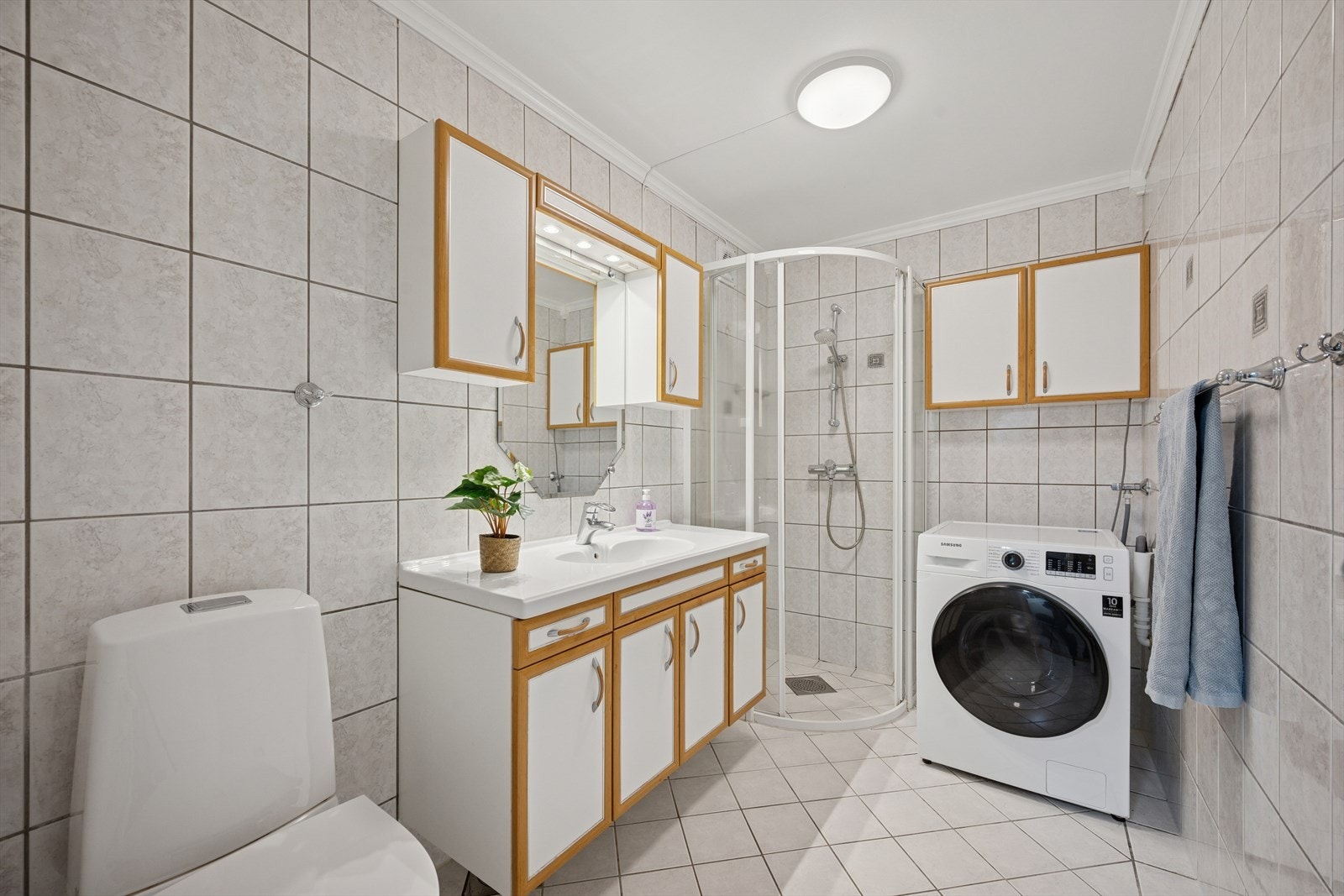 Flislagt baderom som varmes opp ved bruk av elektriske varmekabler. Galleribilde