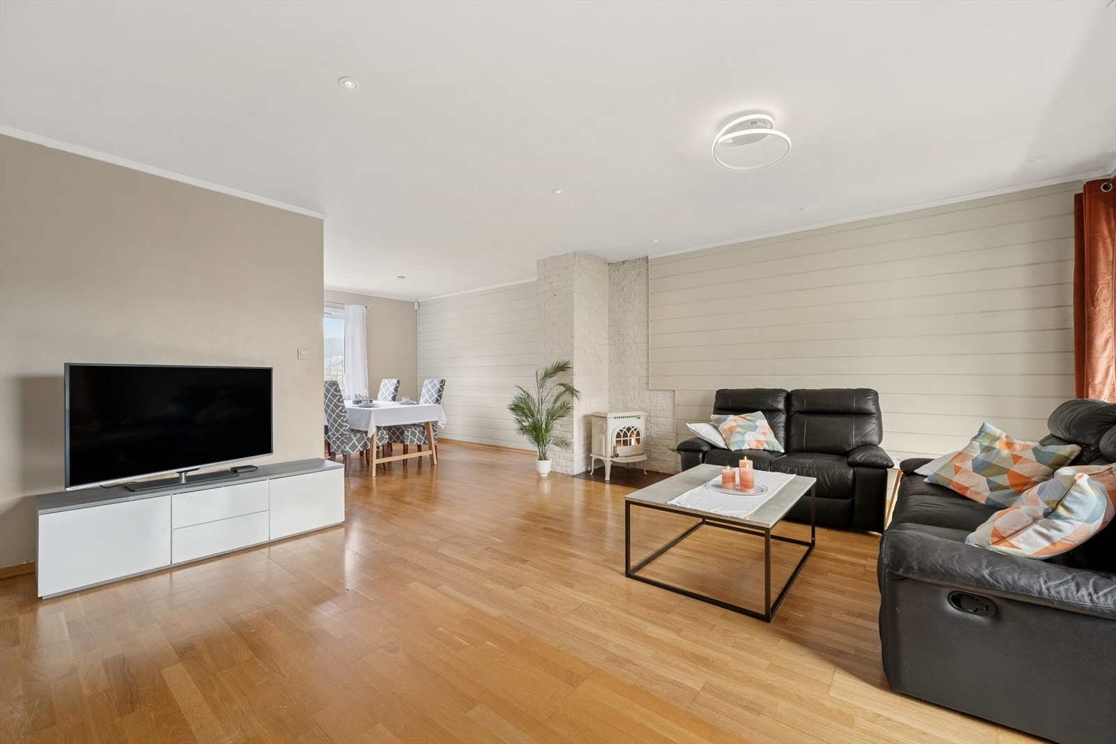 Her får du plass til både sofagruppe og spisebord, noe som gir gode muligheter for både avslapning og sosiale sammenkomster. Galleribilde