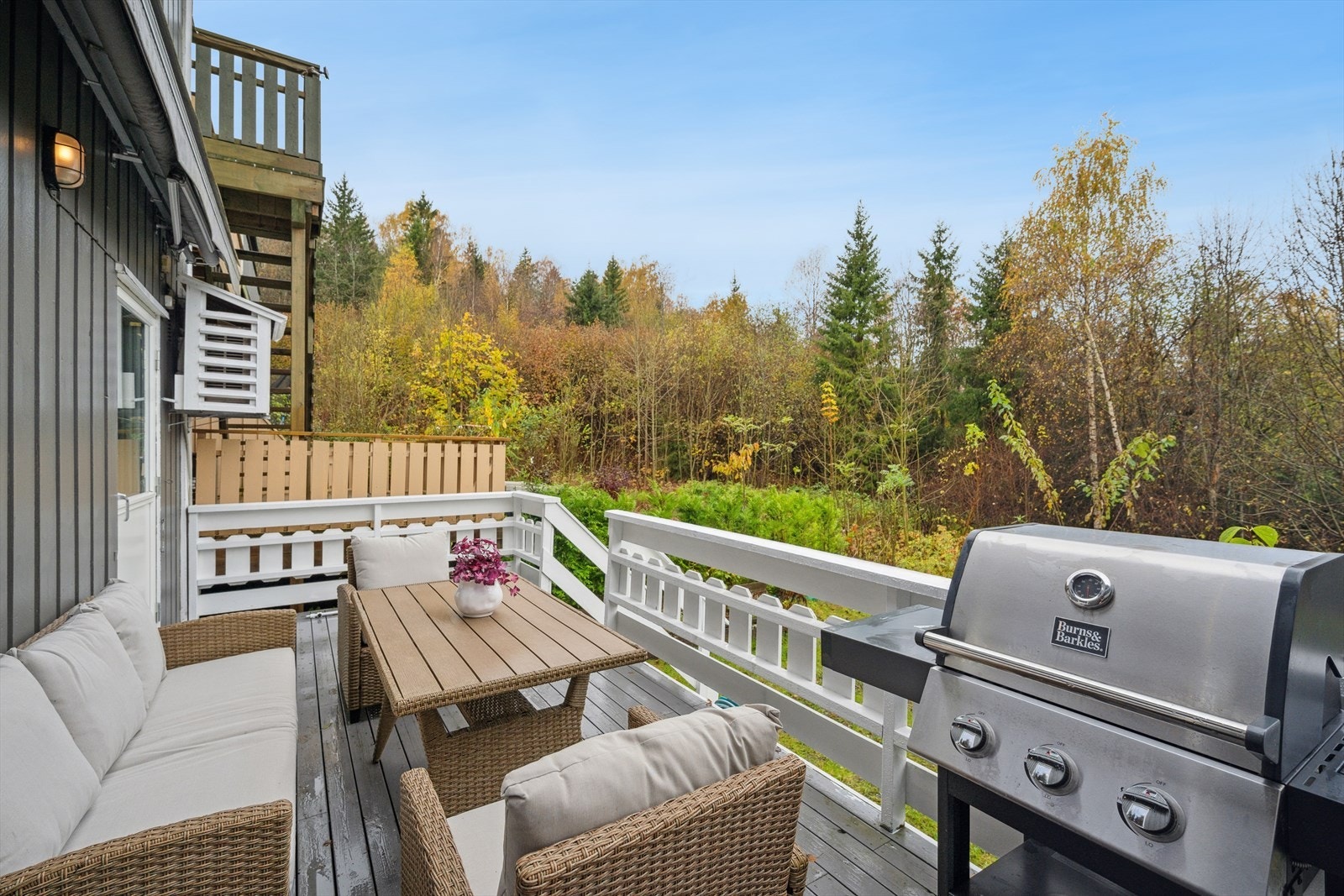 Terrassen har god plass til utemøbler og inviterer til avslappende stunder i solen. Galleribilde