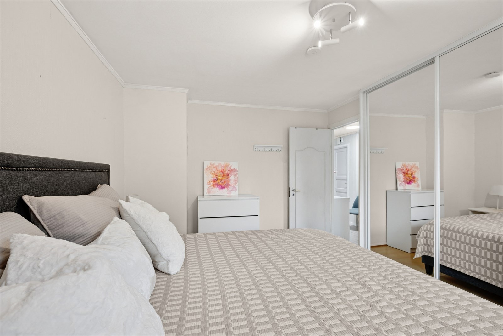 Rommet har en praktisk skyvedørsgarderobe som gir godt med oppbevaringsplass. Galleribilde