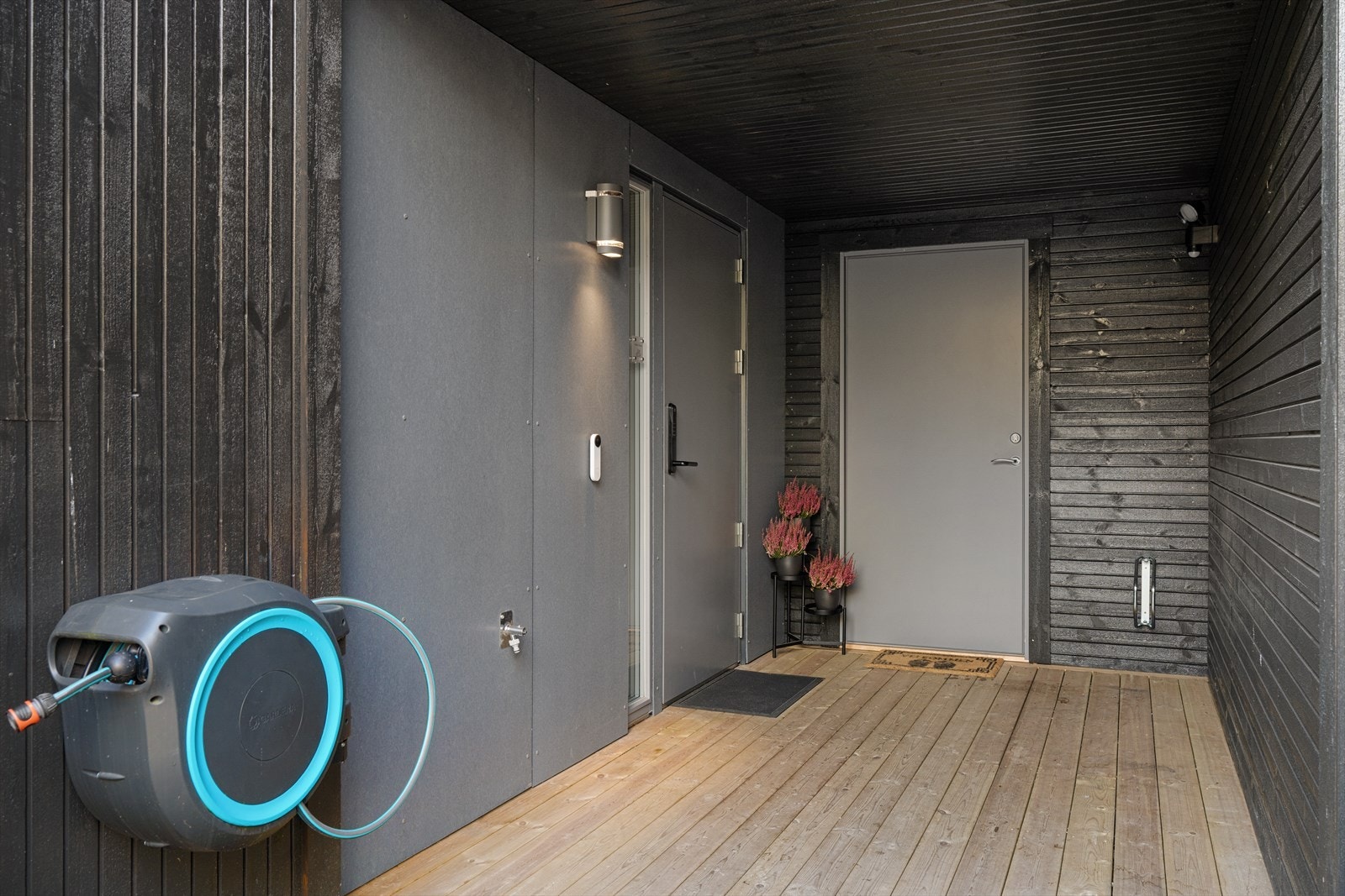 Inngangsparti med inngang til bod som er på 8 kvm Galleribilde