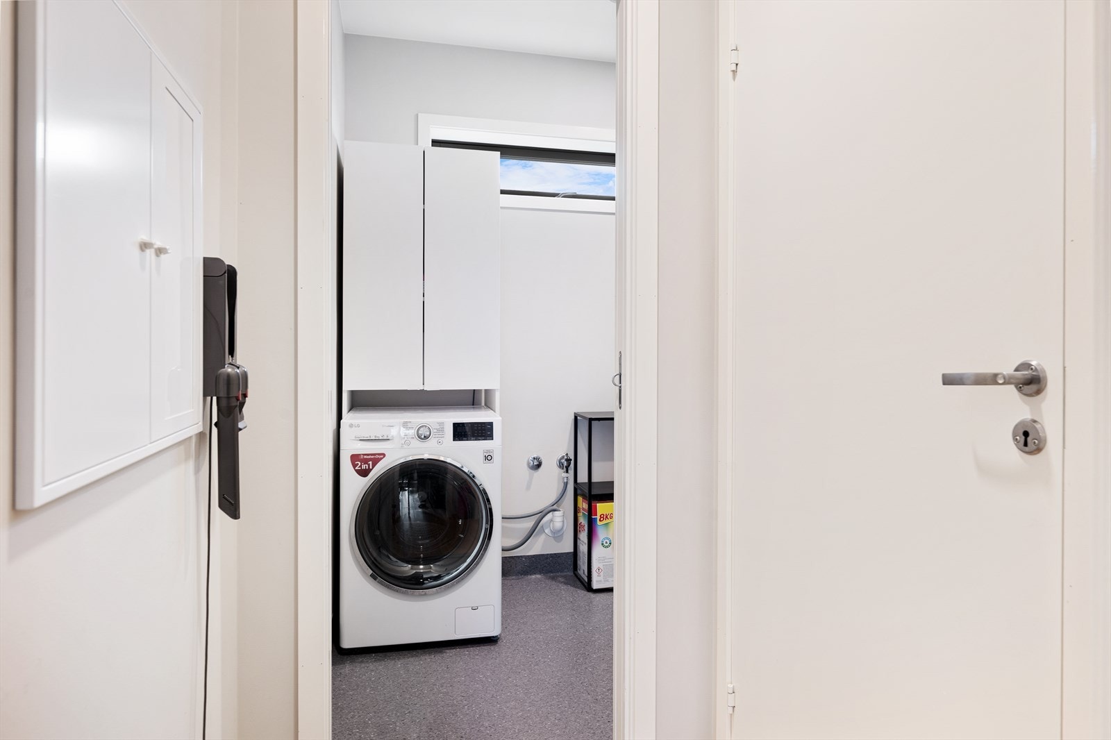 Praktisk vaskerom/teknisk rom med opplegg for vaskemaskin Galleribilde