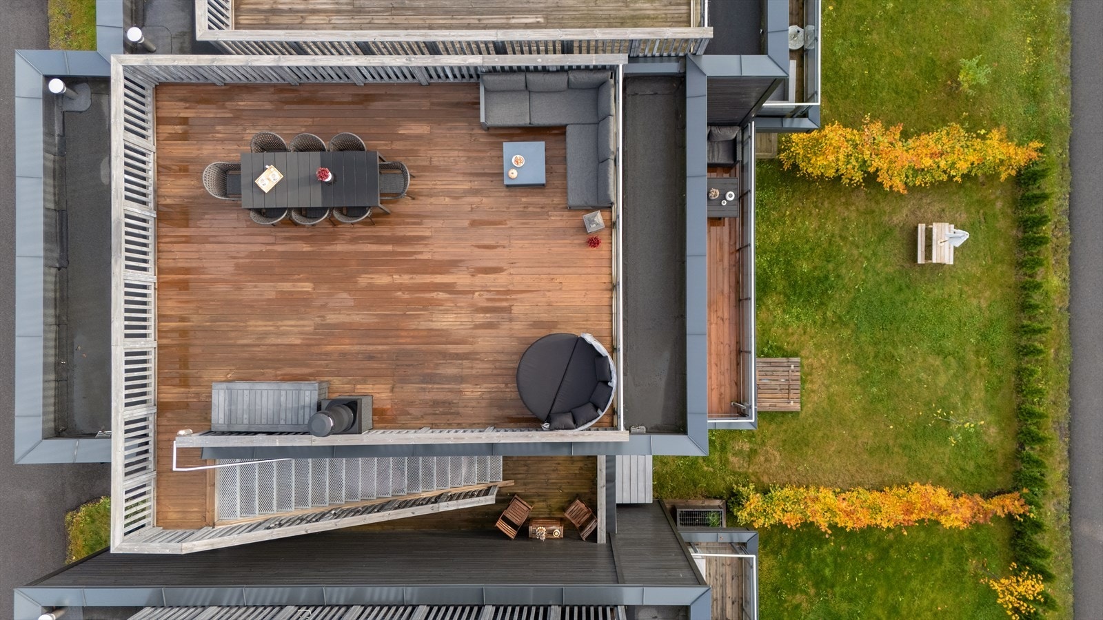 Fra stuen er det også utgang til trapp som fører deg opp til takterrassen Galleribilde