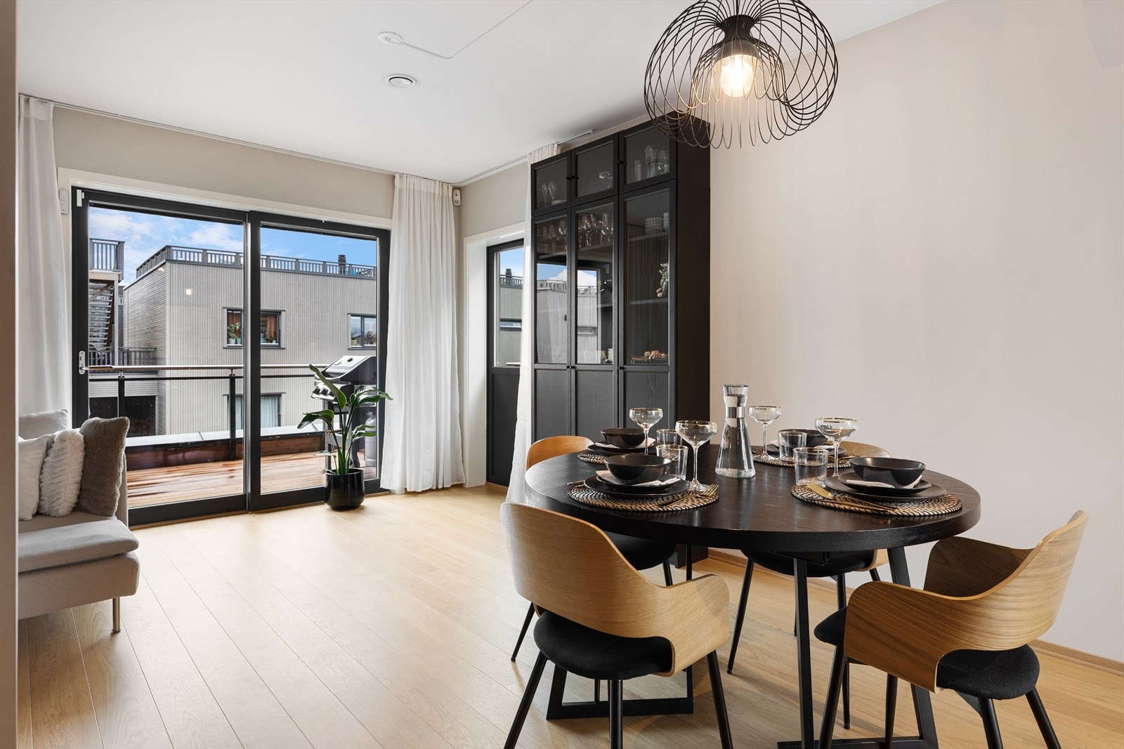 Fra stuen er det utgang til terrasse. Galleribilde