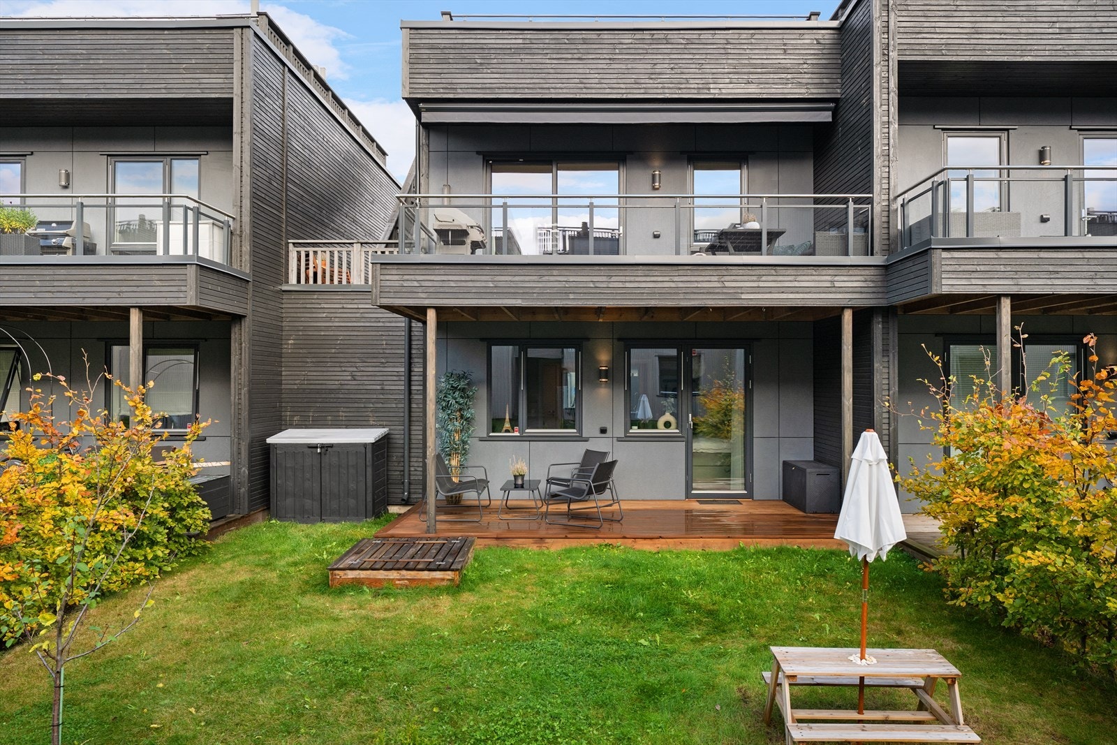 Hyggelig terrasse og hage Galleribilde