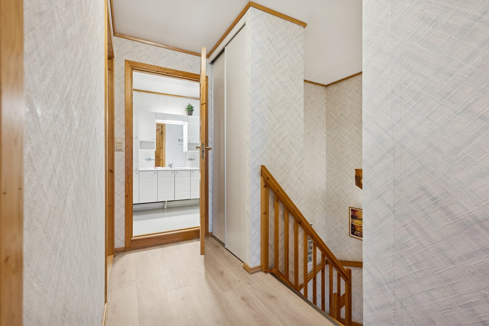 Gangparti i andre etasje med skyvedørsgarderobe og adkomst til alle rommene. Galleribilde