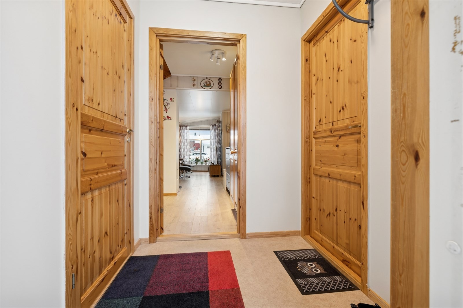 Vindfang i god utførelse. Dør til venstre fører til innvendig bod som også kan benyttes som garderoberom. Dør til høyre er praktisk plassert vaskerom. Galleribilde