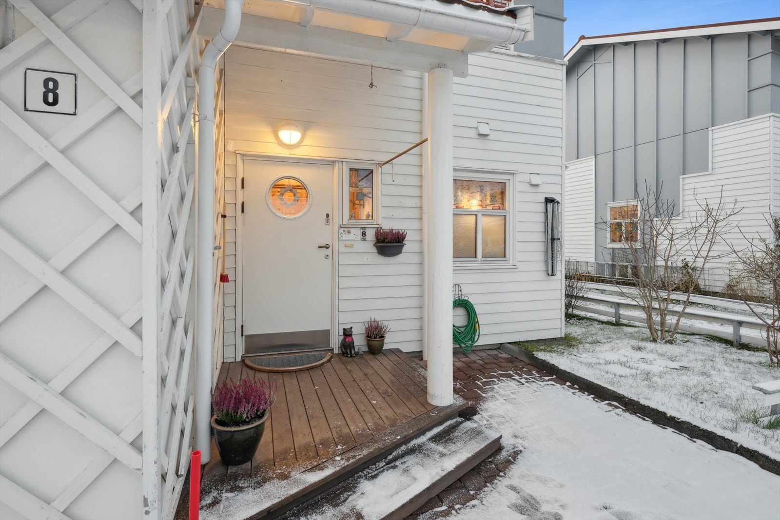 Et hyggelig overbygget inngangsparti ønsker deg hjertelig velkommen hjem. Utebod på ca. 5m2. Galleribilde