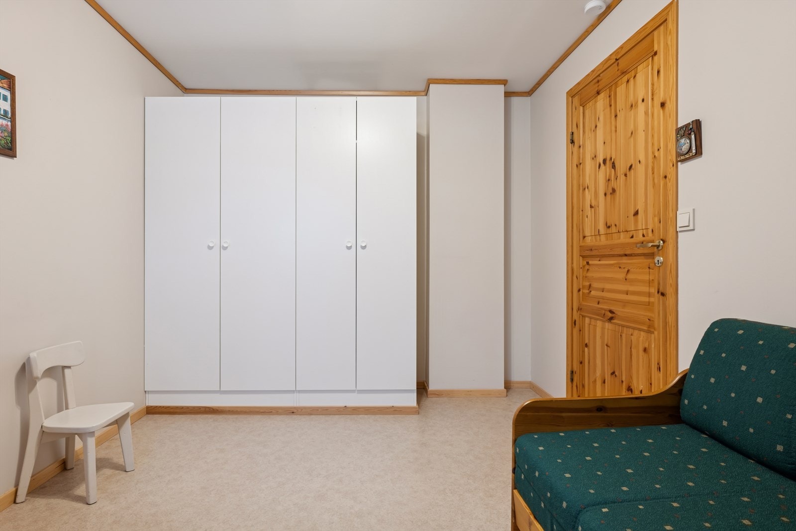 Soverom 2. Her er det god plass for dobbeltseng, nattbord og gode garderobeløsninger. Galleribilde