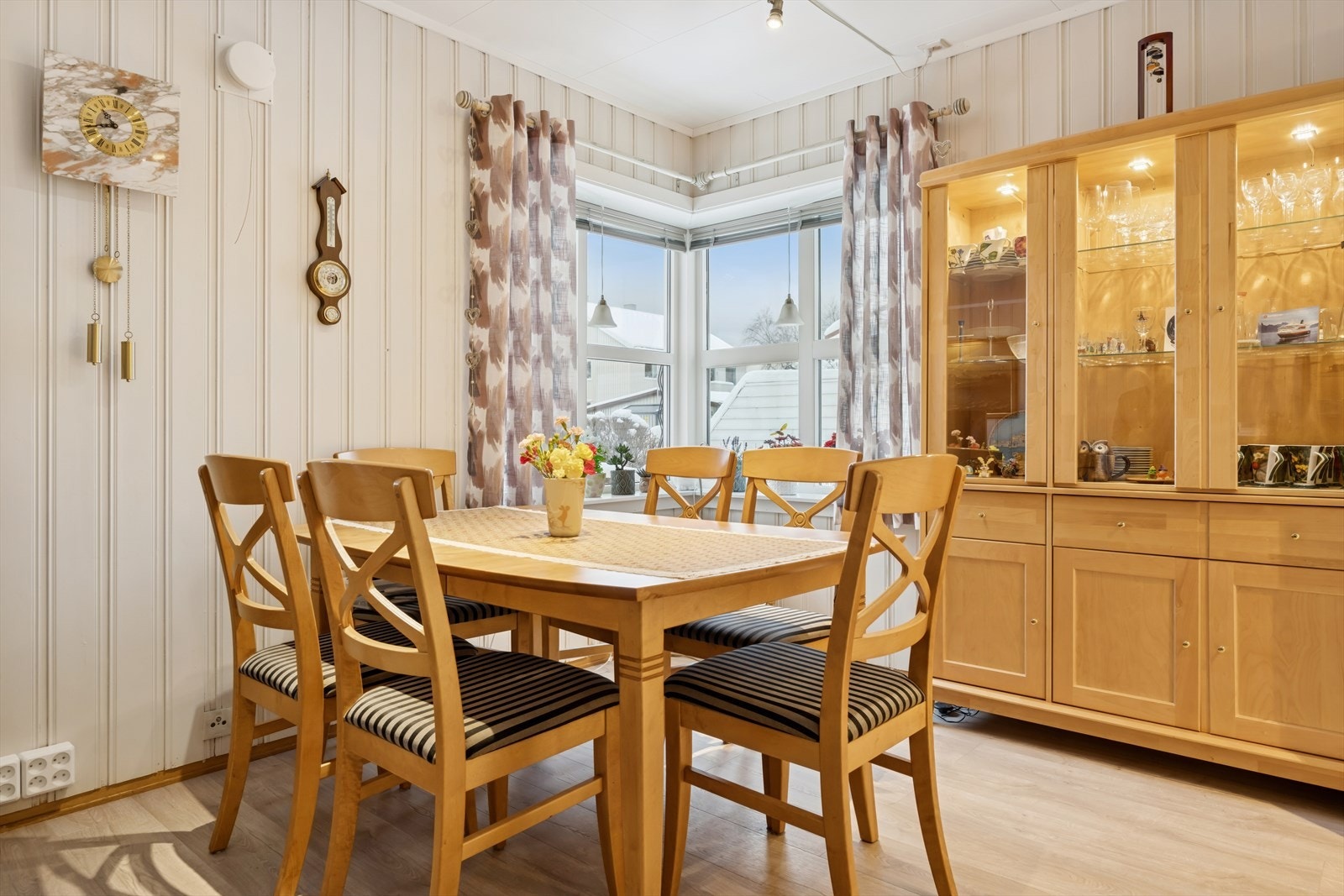 Ekstra vindu tilpasset denne boligen. Det ble hensyntatt og lagt inn brannsikker vindu nærmest vitrineskapet, ved byggeår. Galleribilde