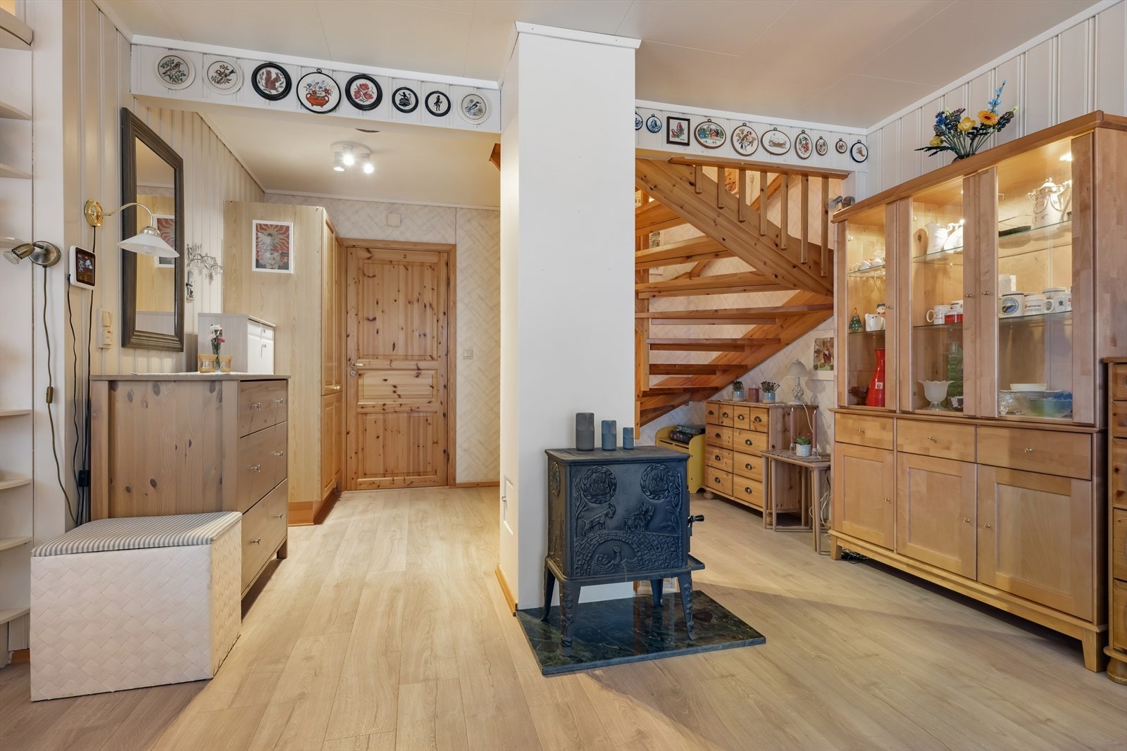 Boligen varmes opp av varmekabler på gulv og vedovn. Galleribilde