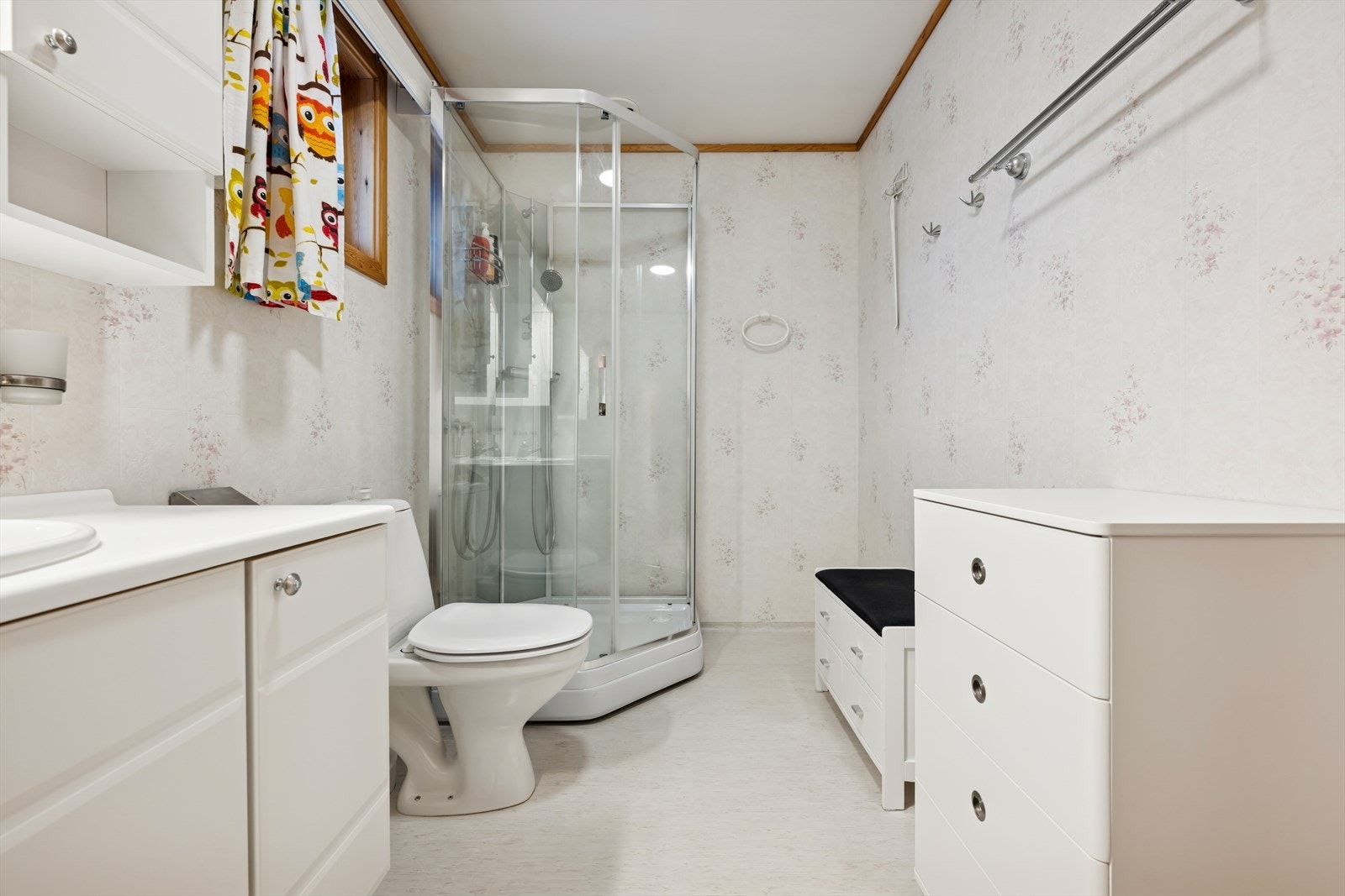 Bad av god størrelse med lyse overflater og nyere dusjkabinett. Galleribilde