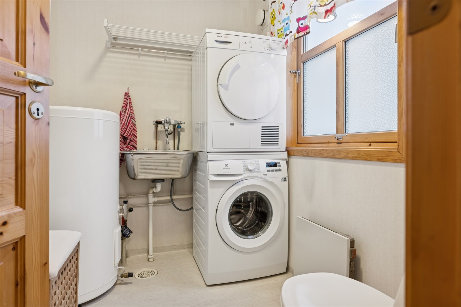 Vaskerom med opplegg for vaskemaskin/tørketrommel. Ny varmtvannsbereder i 2016. Galleribilde