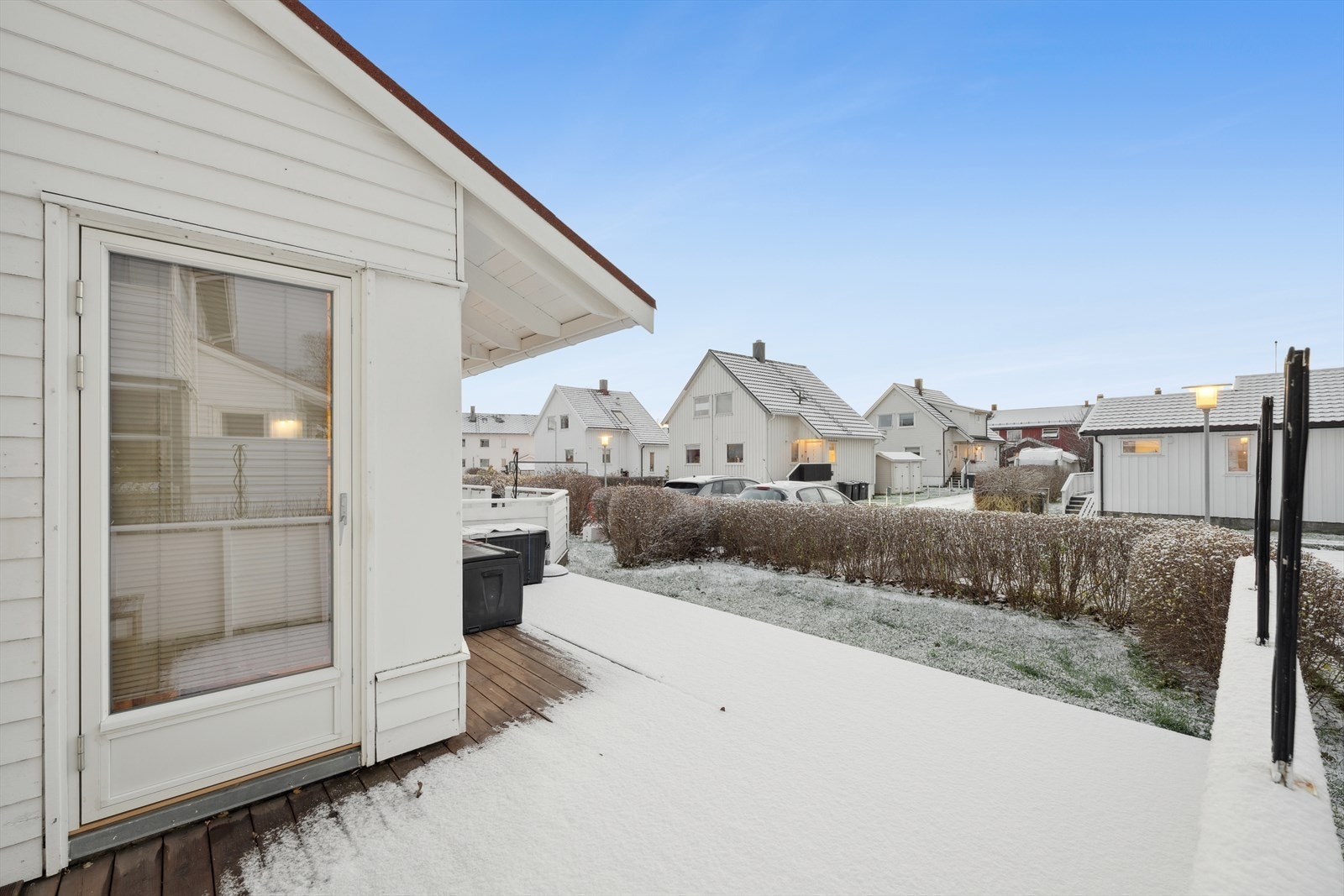 Fra stuen er det utgang til flott opparbeidet platting på ca. 16 kvm og hageflekk vendt mot vest. Galleribilde