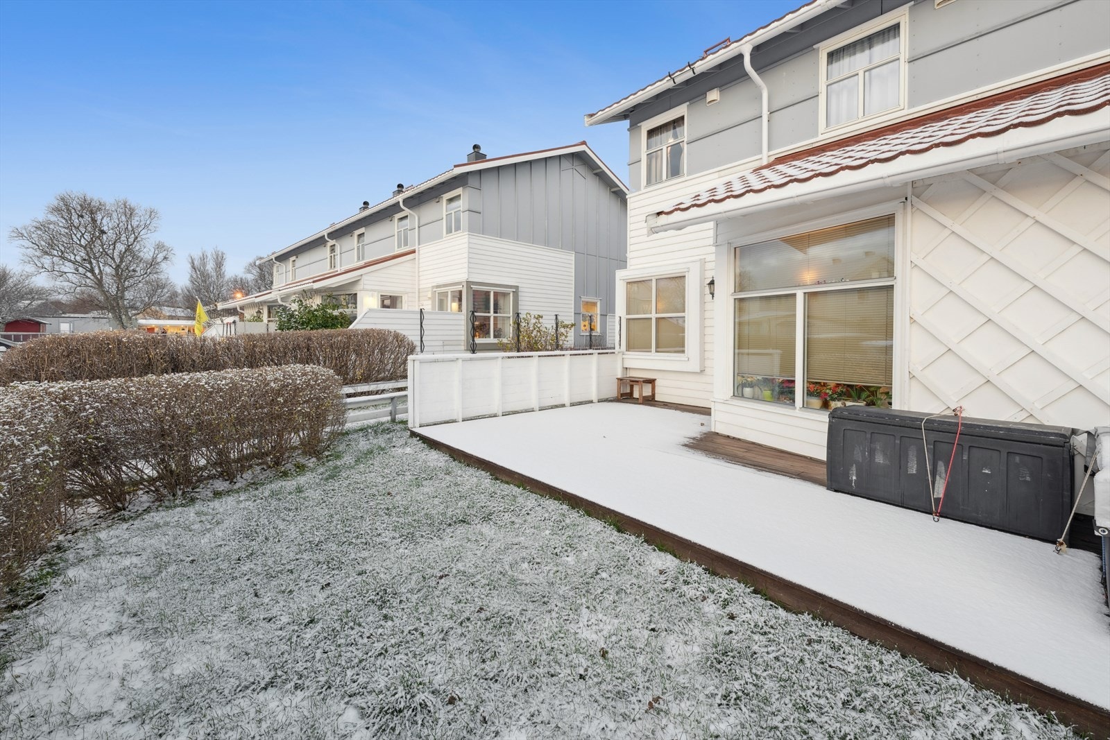 Pent opparbeidet prydbusker og hage som går igjen i hele borettslaget. Galleribilde