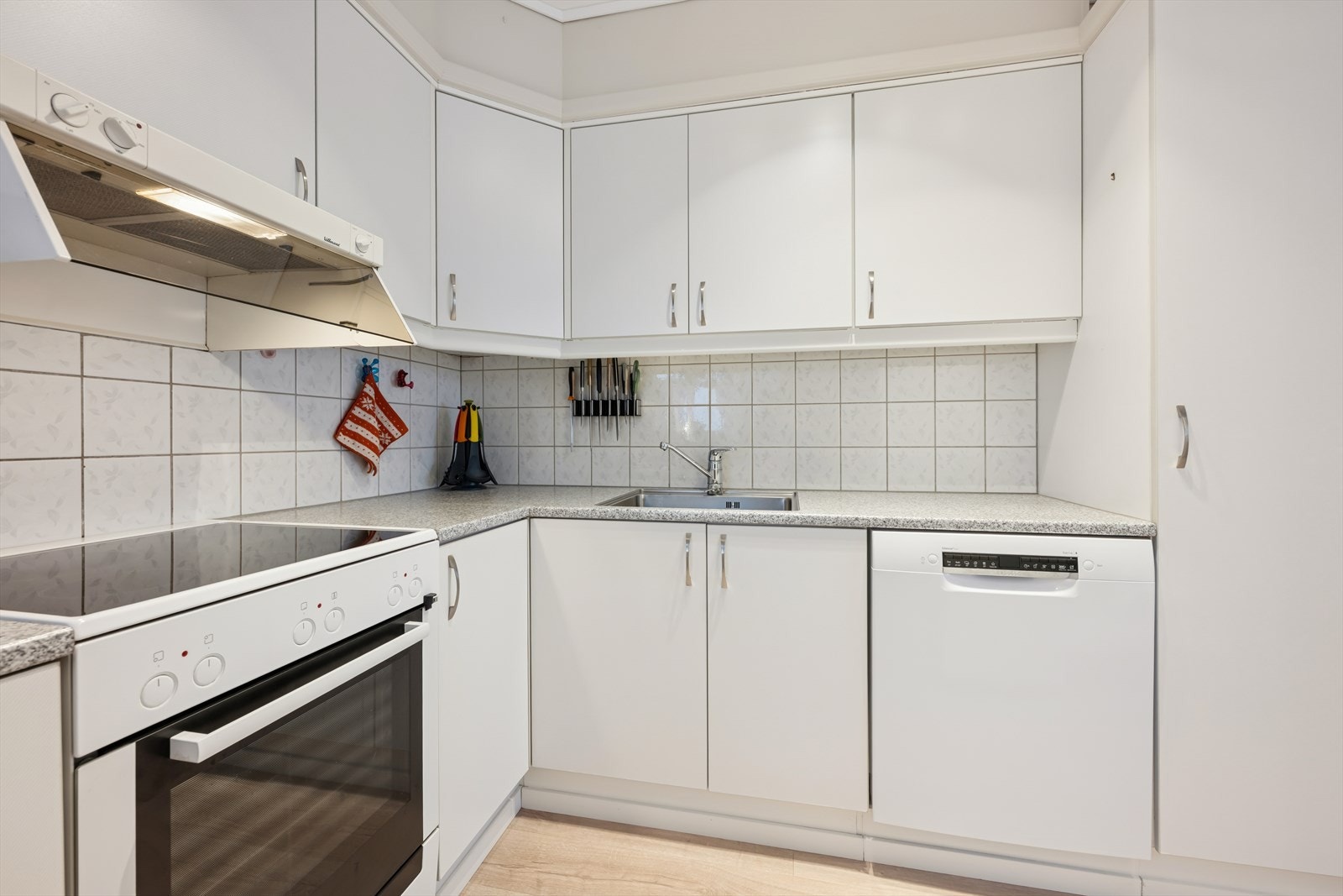 Lyst og velholdt kjøkken. Komfyr og oppvaskmaskin medfølger handelen. Galleribilde