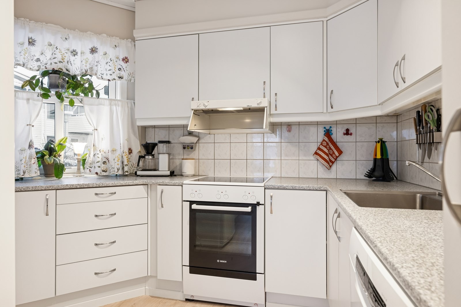 Ekstra utbygg/krok til venstre er særpreg som kun denne boligen fikk ved oppføring av boligene. Galleribilde