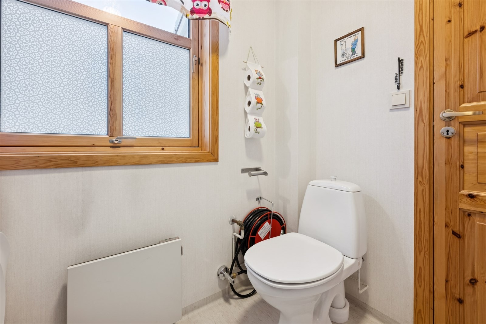 Frittstående wc praktisk plassert like ved ytterdøren. Galleribilde