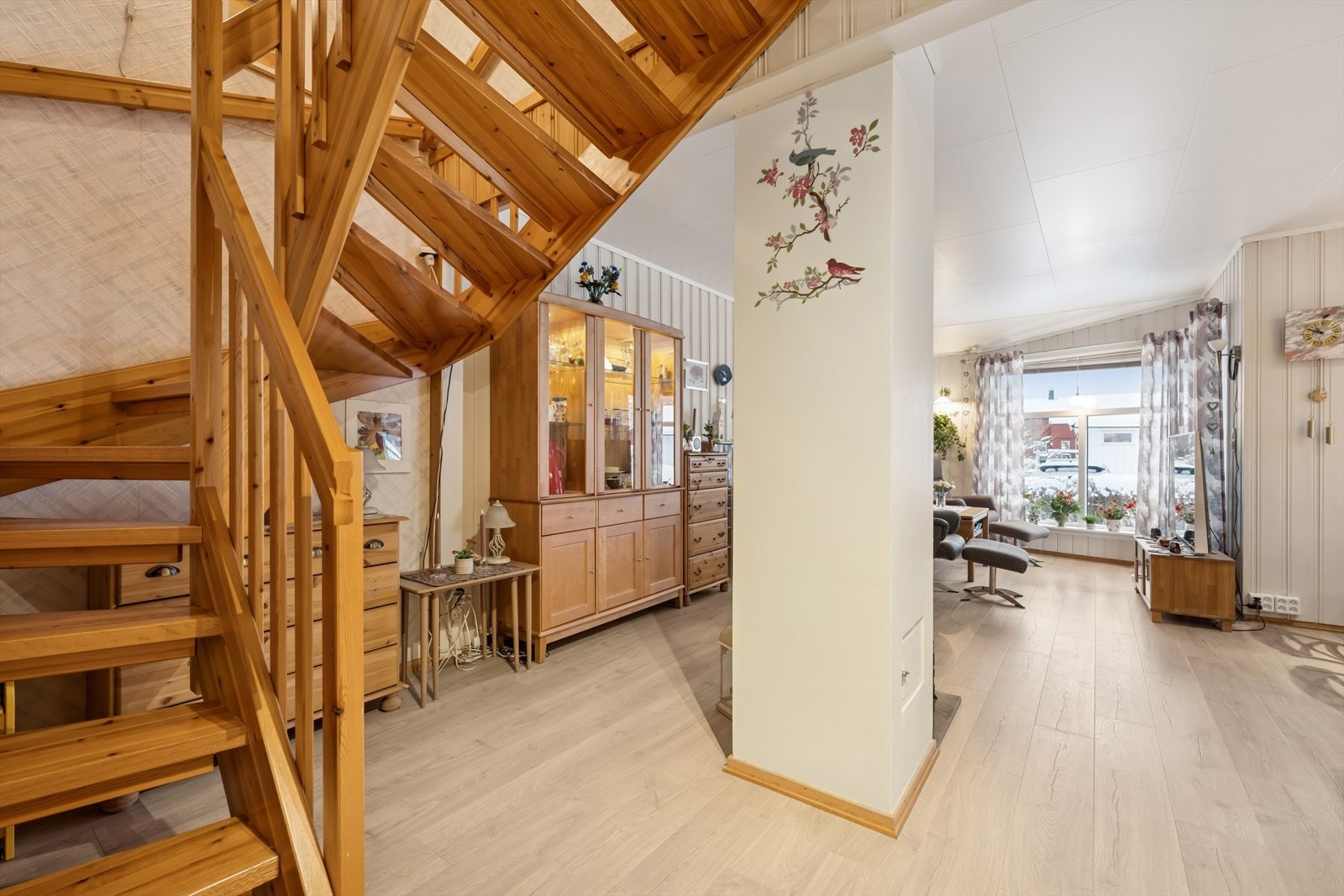 Stue med fornyet himling og laminat i senere tid. Galleribilde