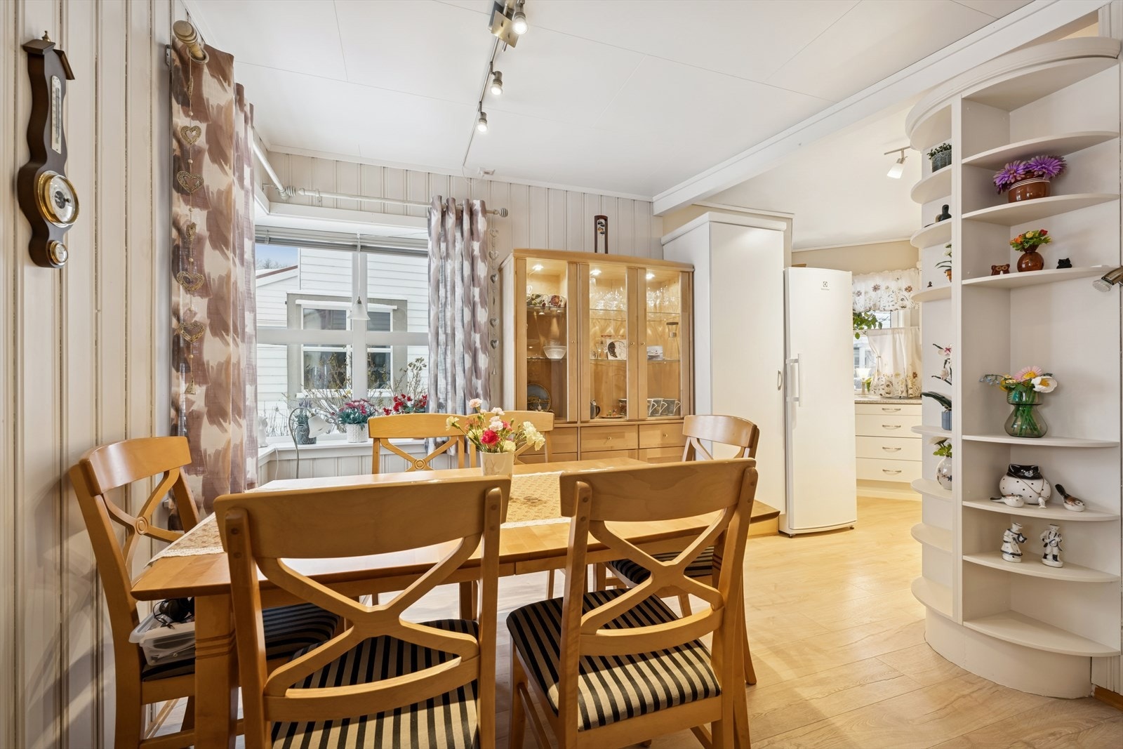 Kjøkkensone med fin plassering avsides fra stue. Galleribilde