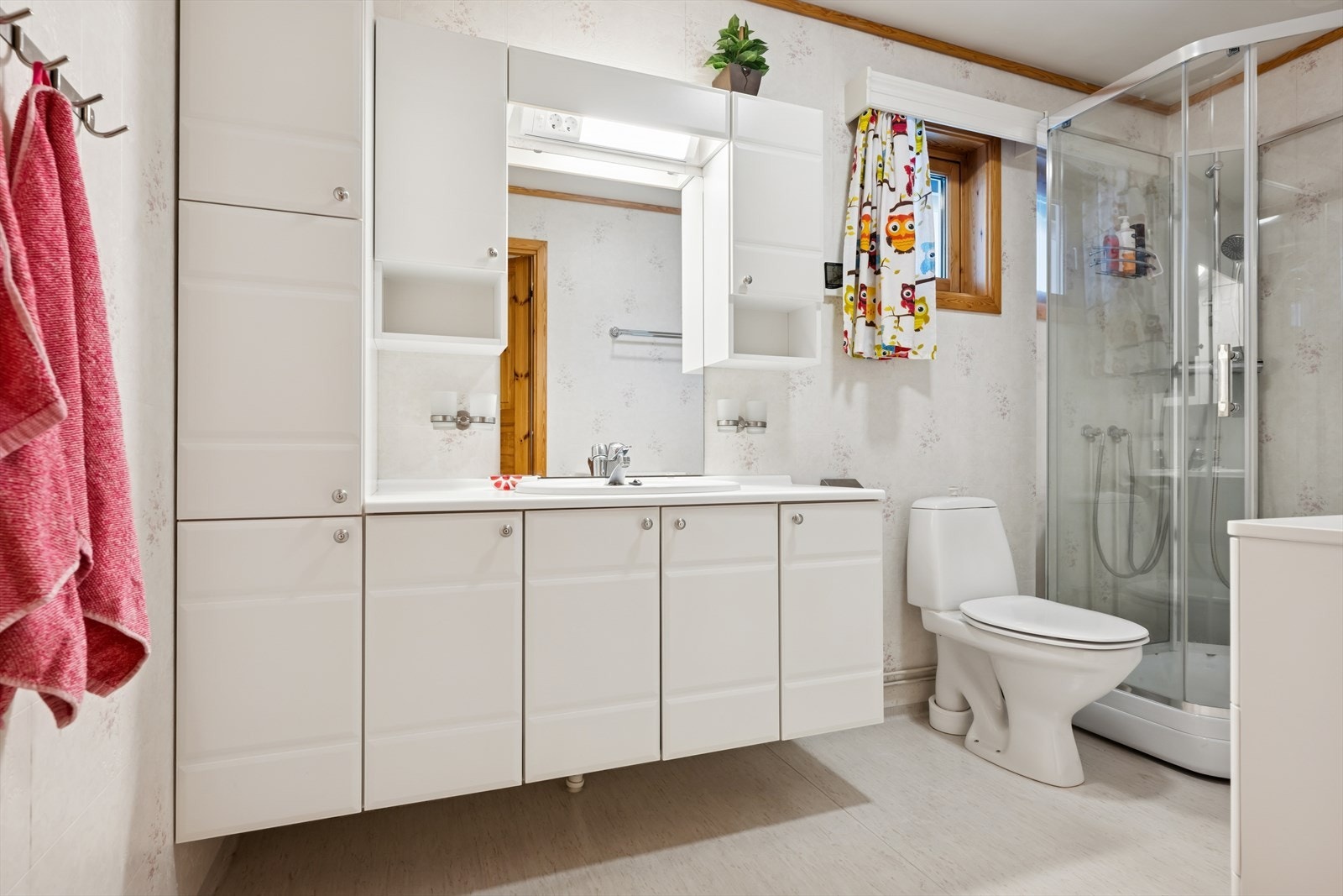 Utstyrt med dusjkabinett, gulvstående toalett og en lys og romslig baderomsinnredning. Galleribilde