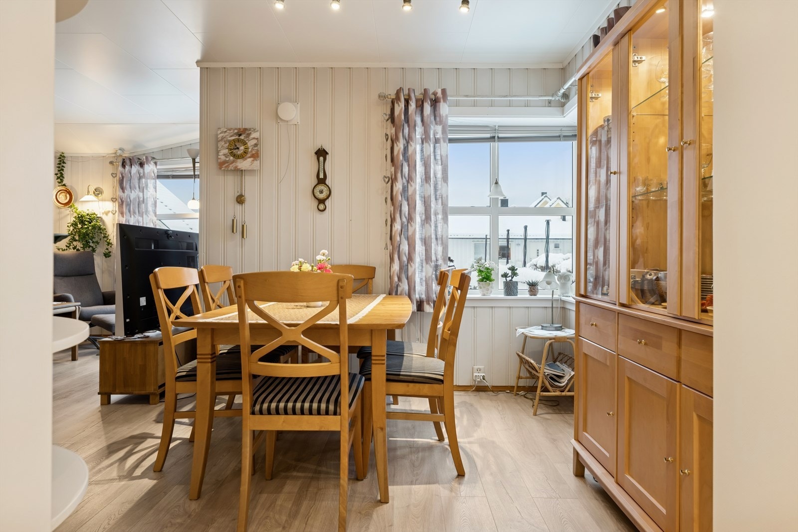 Naturlig plassering av spisebord mellom kjøkken og stue. Galleribilde