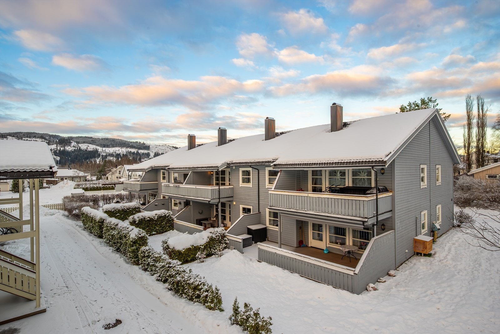 Bygget ligger tilbaketrukket fra veien og er godt skjermet for trafikk. Galleribilde