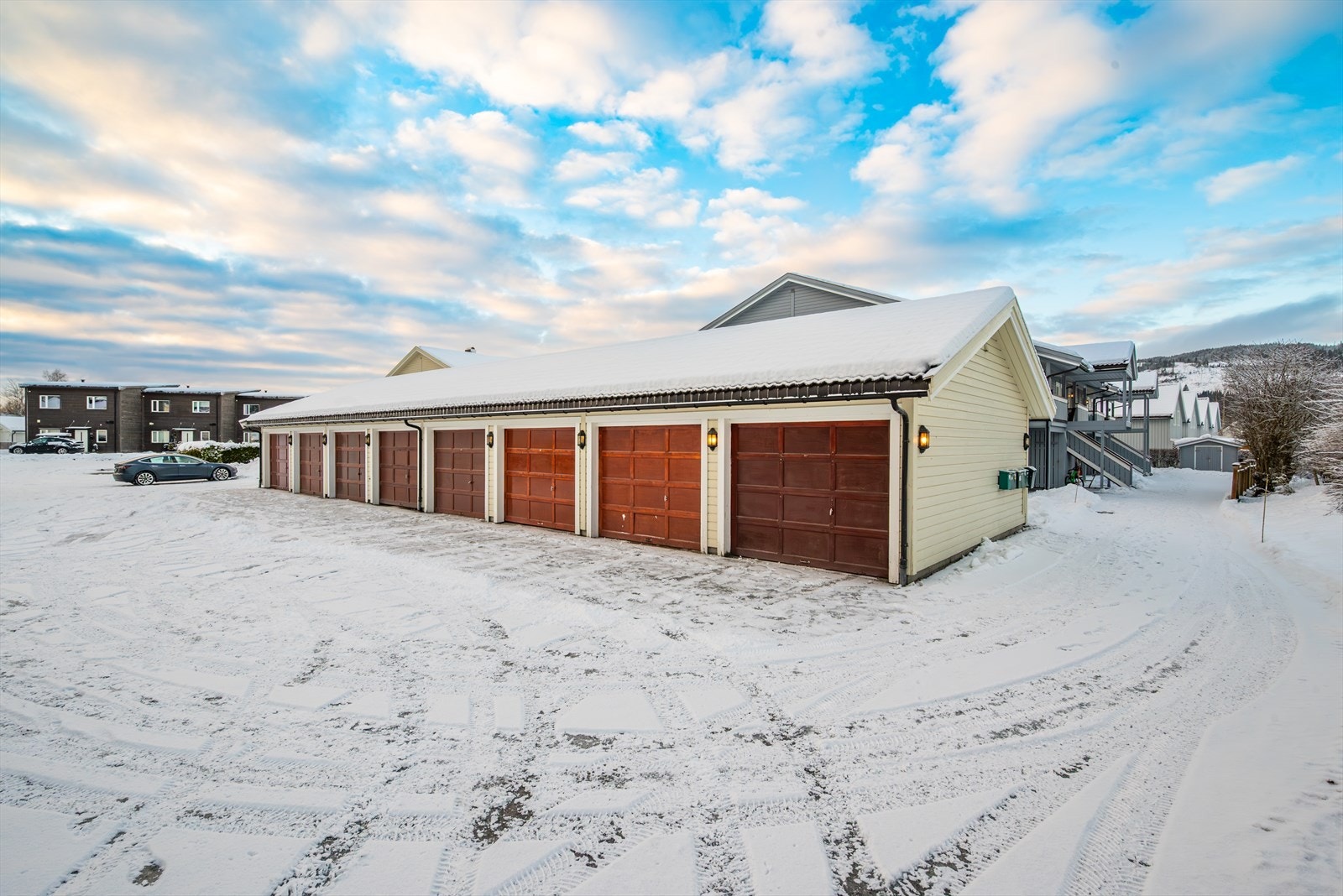 Parkering i egen garasje samt på sameiets fellestomt. Galleribilde
