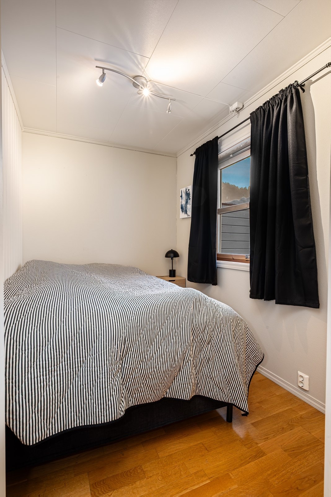 Leiligheten er opprinnelig med to soverom, men dagens eier har etablert et tredje soverom ved kjøkkenet. Her kan man enkelt ta ned veggen og åpne opp for større kjøkkenrom igjen. Galleribilde