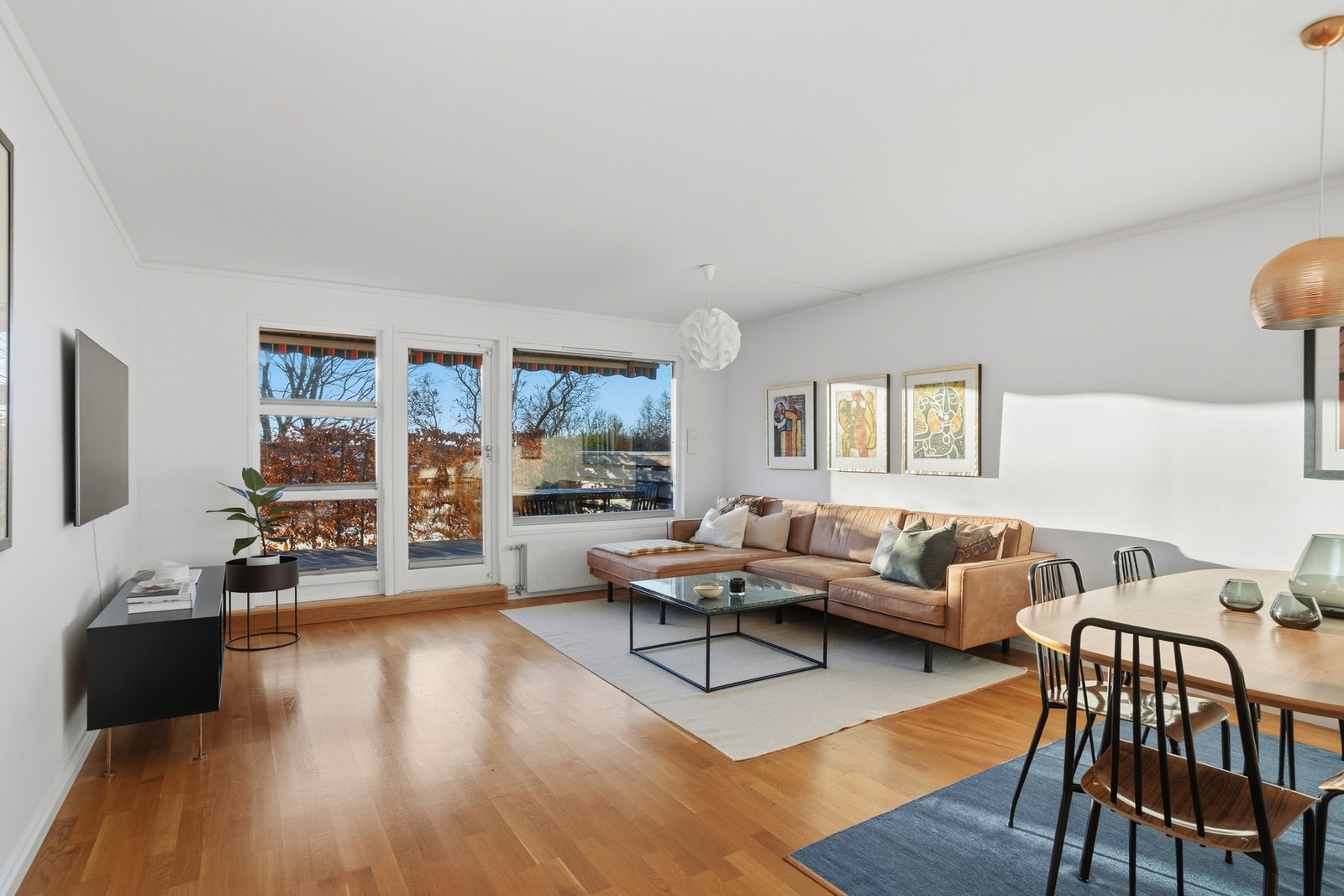 Stuen er romslig med store vindusflater, som slipper godt med naturlig lys inn. Galleribilde