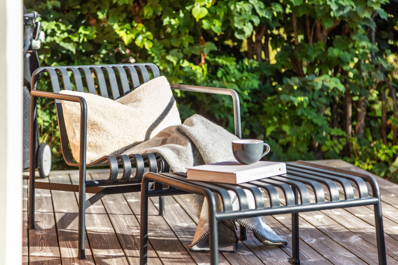 Her kan man nyte solen bak skjermet hekk. Galleribilde