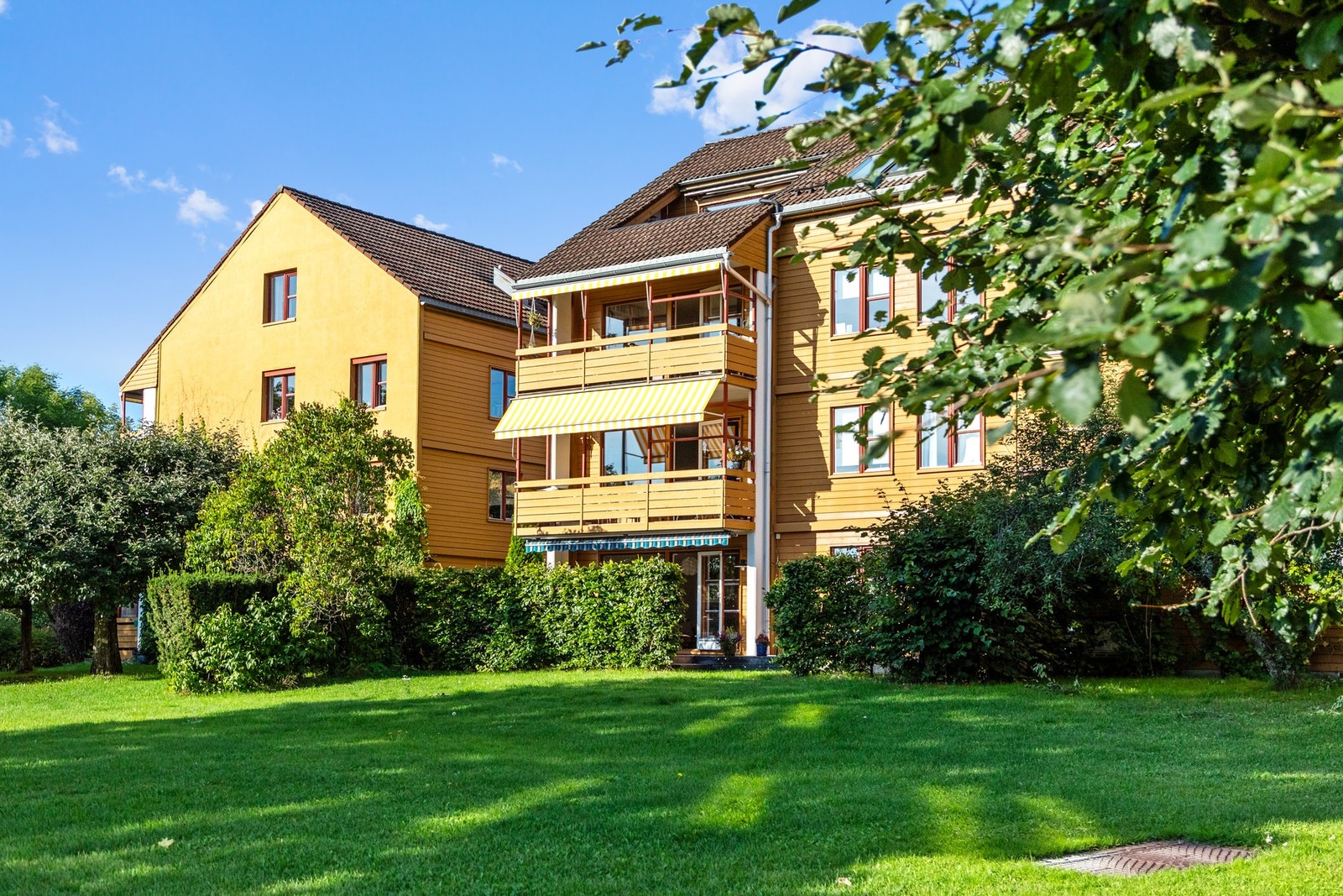 Med trappefri adkomst, og stor terrasse passer leiligheten godt til både barnefamilier og eldre. Galleribilde
