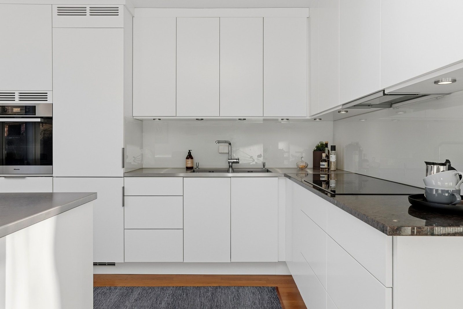 Kjøkkeninnredning fra Strai og hvitevarer fra Miele. Galleribilde