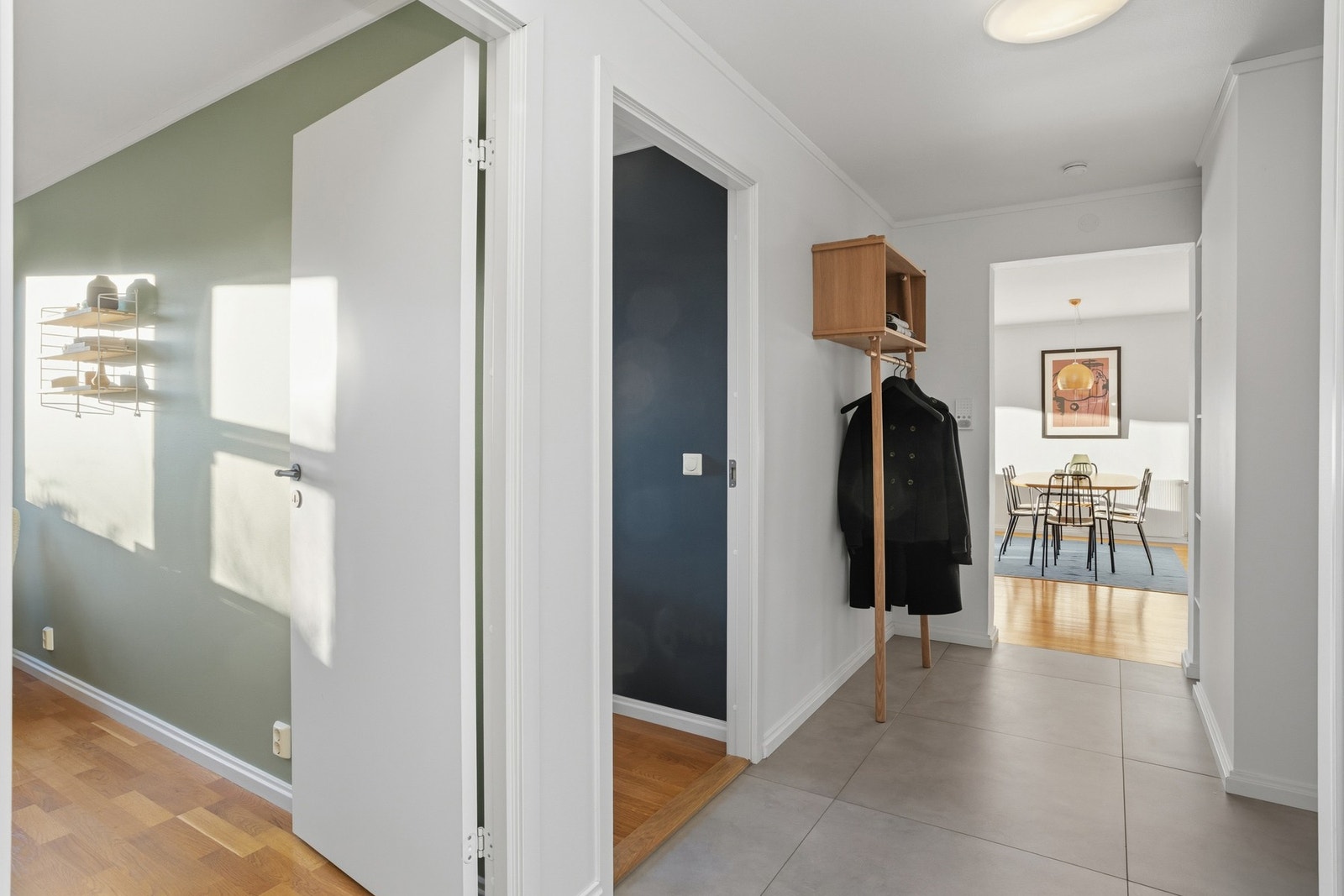 Gang som viser inn mot 2 av soverommene og videre inn til stuen. Galleribilde