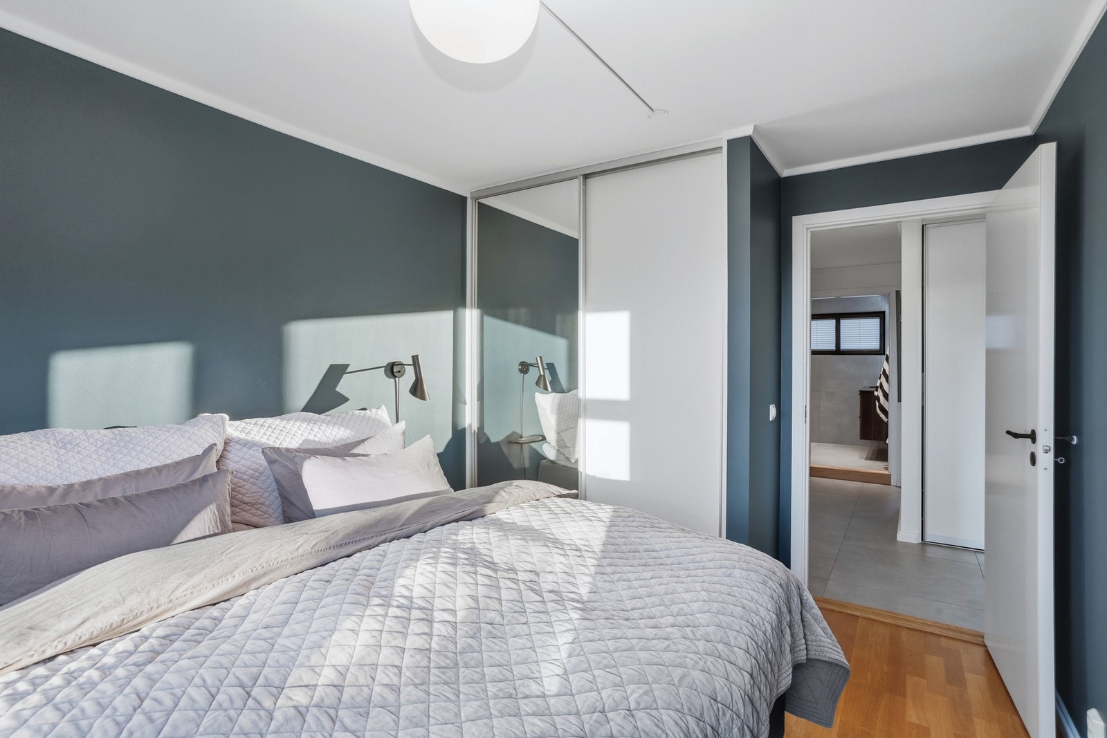 Hovedsoverom med skyvedørsgarderobe. Galleribilde